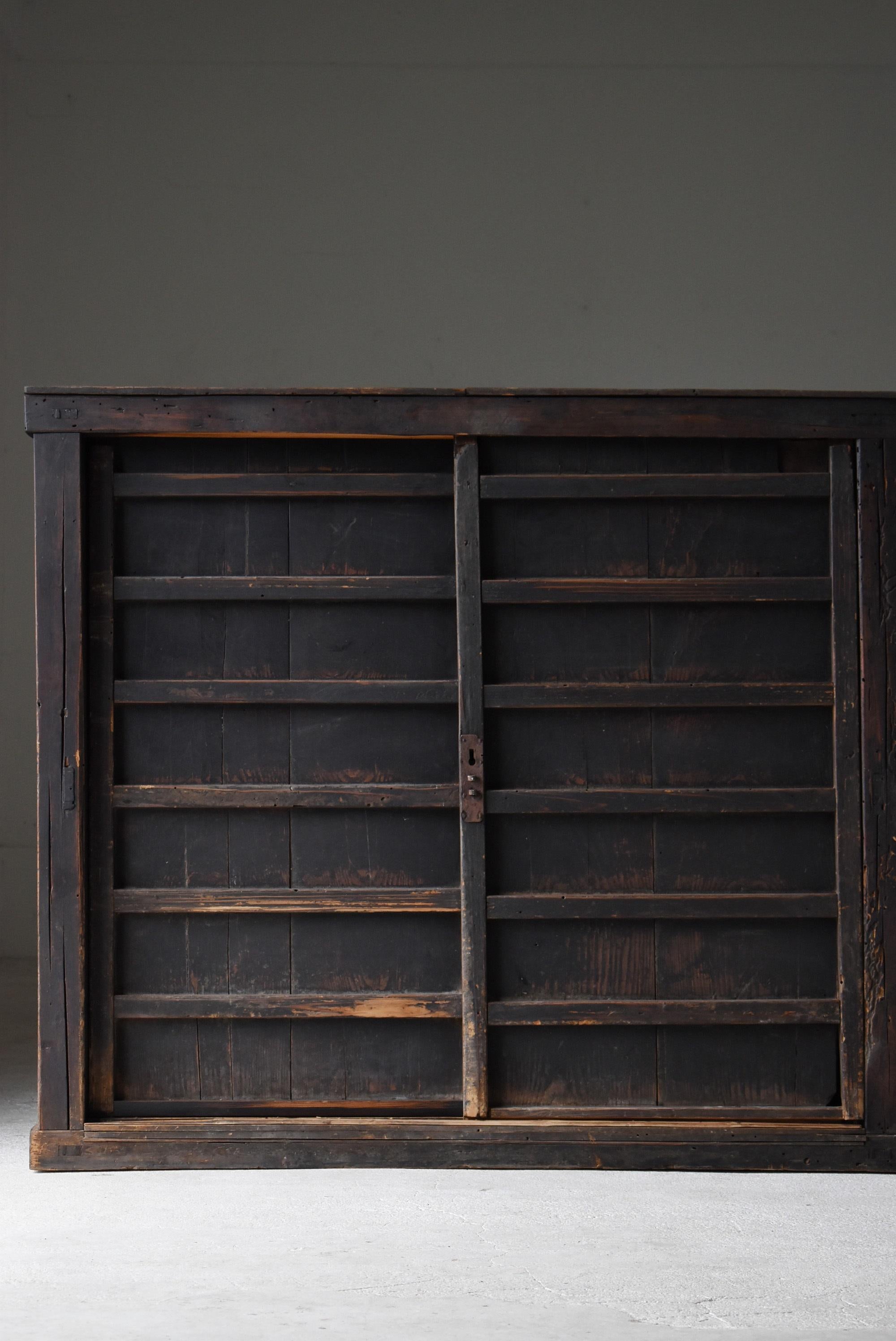 It is a very old Japanese large tansu.
It is made of cedar trees.
Furniture from the Edo period. (1800s-1860s)

Such black tansu is rarely found in Japan year by year.
It can be said that it is a miracle that remains in this state.
The lean