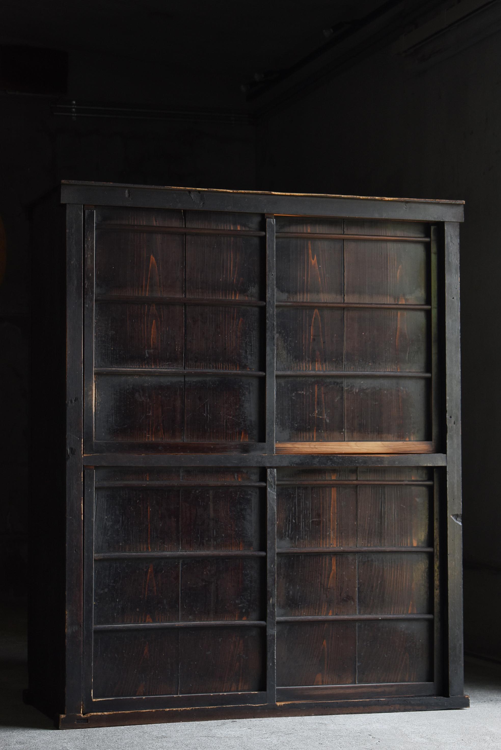Si tratta di un vecchio Tansu di grandi dimensioni prodotto in Giappone. Si tratta di uno stile insolito con una struttura verticale e si pensa che sia stato realizzato durante il periodo Meiji (1860-1900). A differenza della maggior parte dei tansu