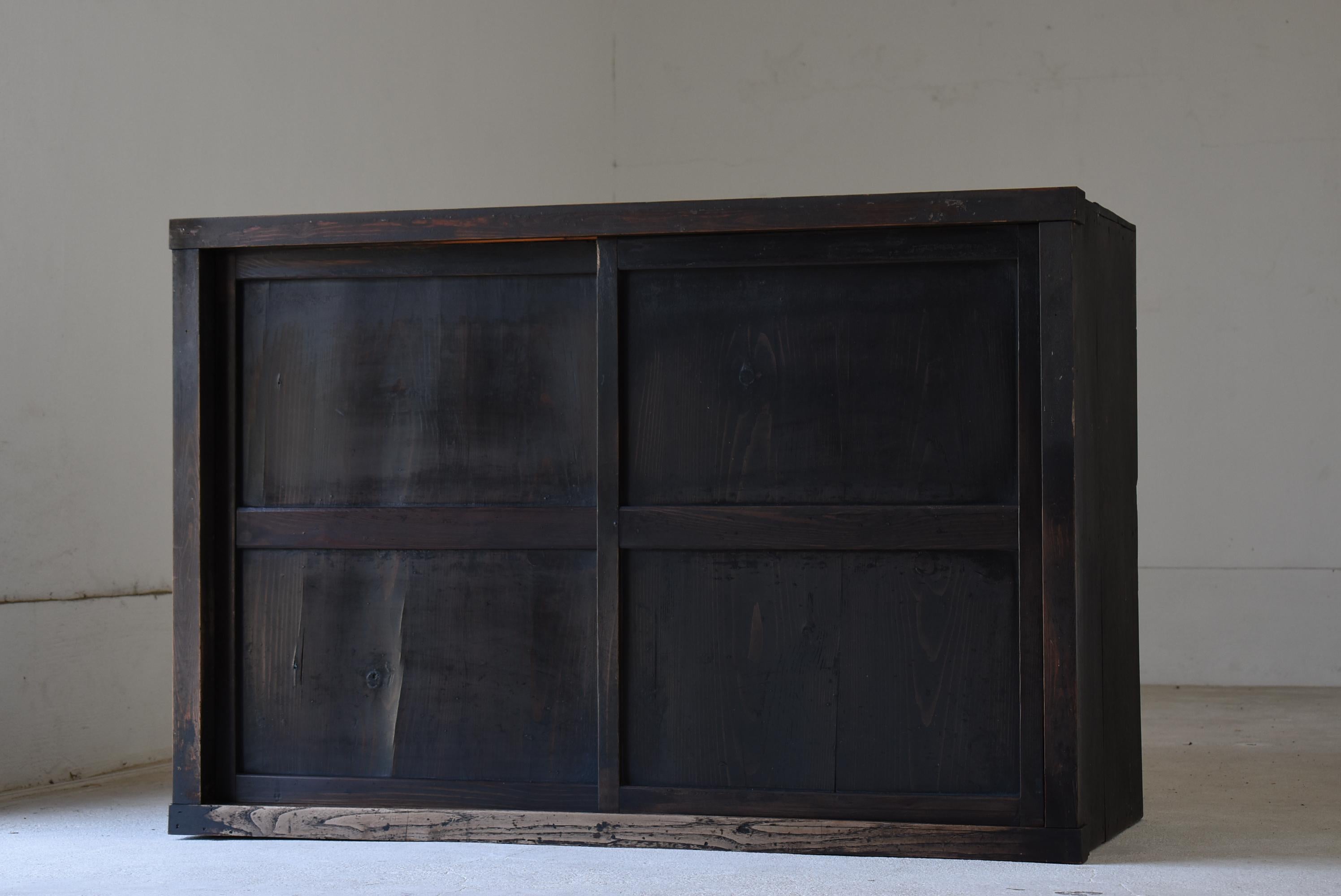 Very old Japanese large Tansu.
Furniture made in the Meiji era (1860s-1900s).
It is made of cedar wood.

The uniquely Japanese design is simple and rustic.
There is no useless design, it is ultimate simplicity.
The jet-black color is also very