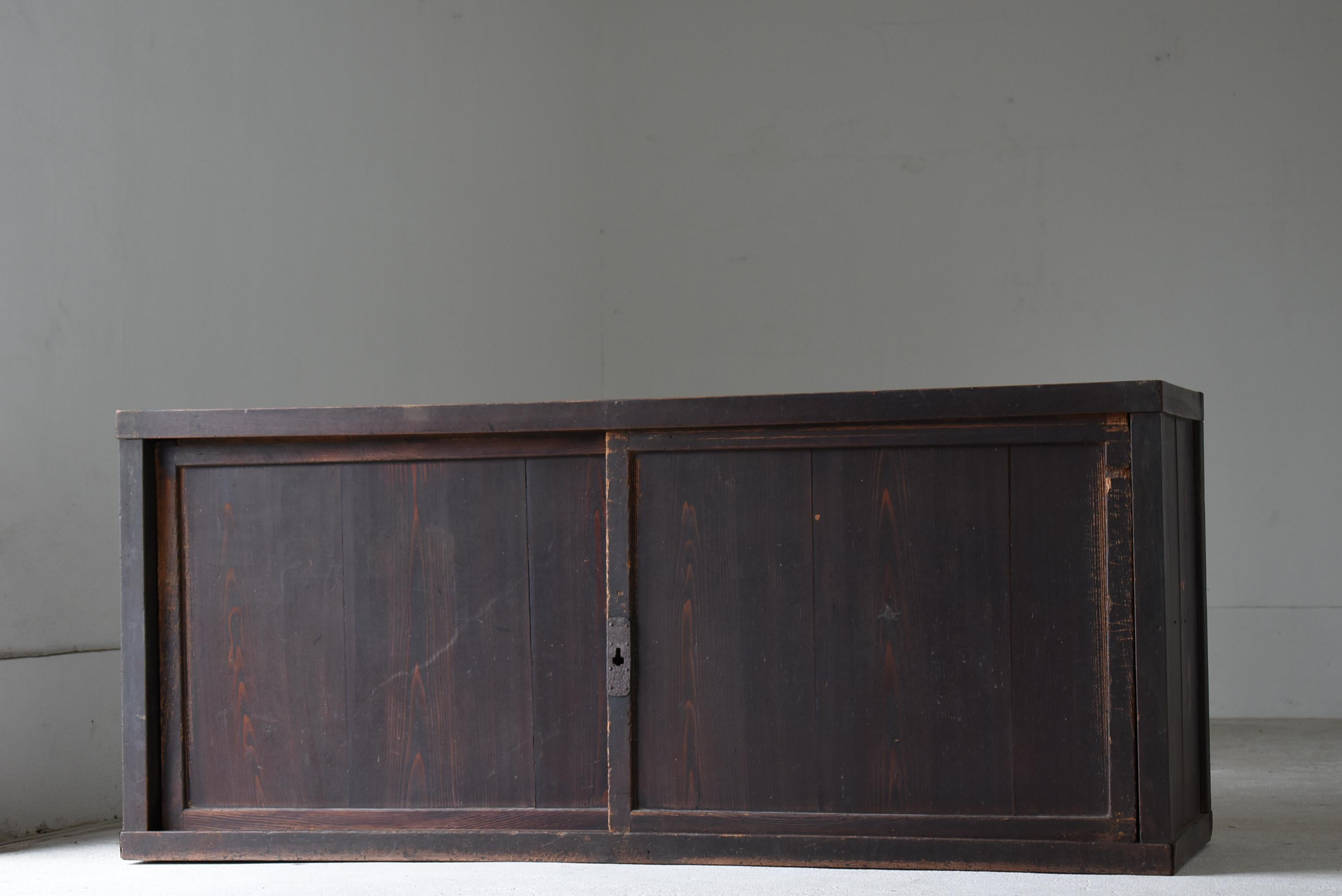 This is an old large Japanese chest of drawers.
It is from the Meiji period (1860s-1900s).
It is made of cedar wood.

It has a simple and beautiful design with no unnecessary decoration.
It is the ultimate in simplicity.

The doors move