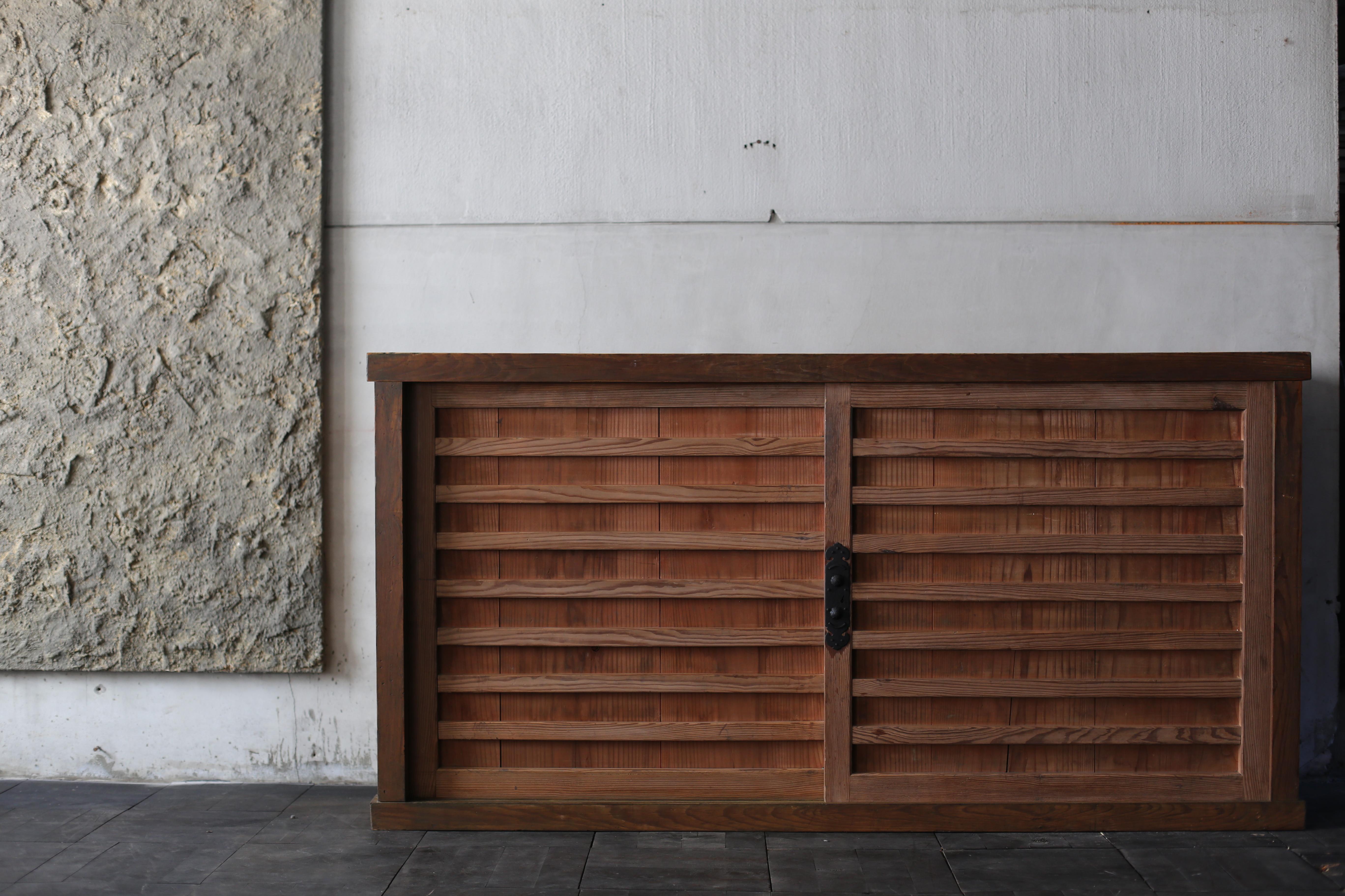 This is a very old Japanese large Tansu.
The furniture is from the Meiji period (1860s-1900s).
The material is cedar wood.

The design is ultimately simple and lean.
It is characterized by a uniquely Japanese rusticity.
We can sense the aesthetic