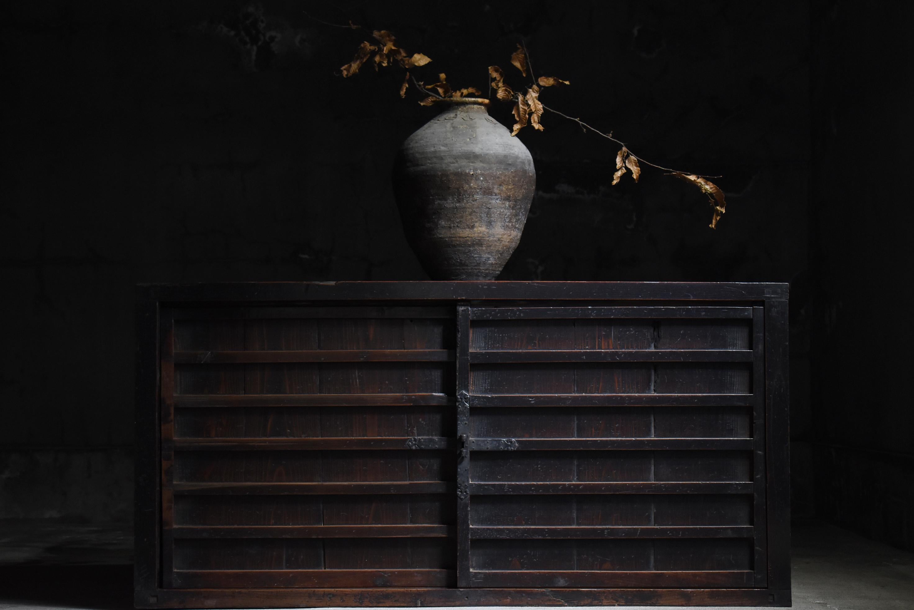 This account is operated by five different companies.
As for me, I specialize in carefully selected Japanese antiques.
With my 20 years of experience as a buyer, I will re-propose Japanese antiques from a new point of view.

This is a very old large