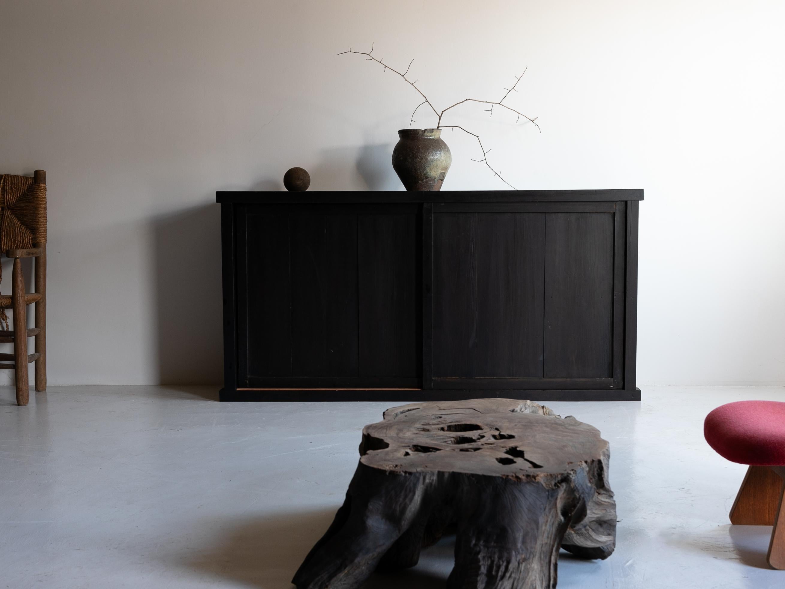 Il s'agit d'un tansu (coffre) japonais historiquement significatif de l'ère Meiji (années 1860-1900), fabriqué en bois de cèdre.

Son design minimaliste et raffiné incarne l'esthétique japonaise traditionnelle. Les portes coulissantes en treillis