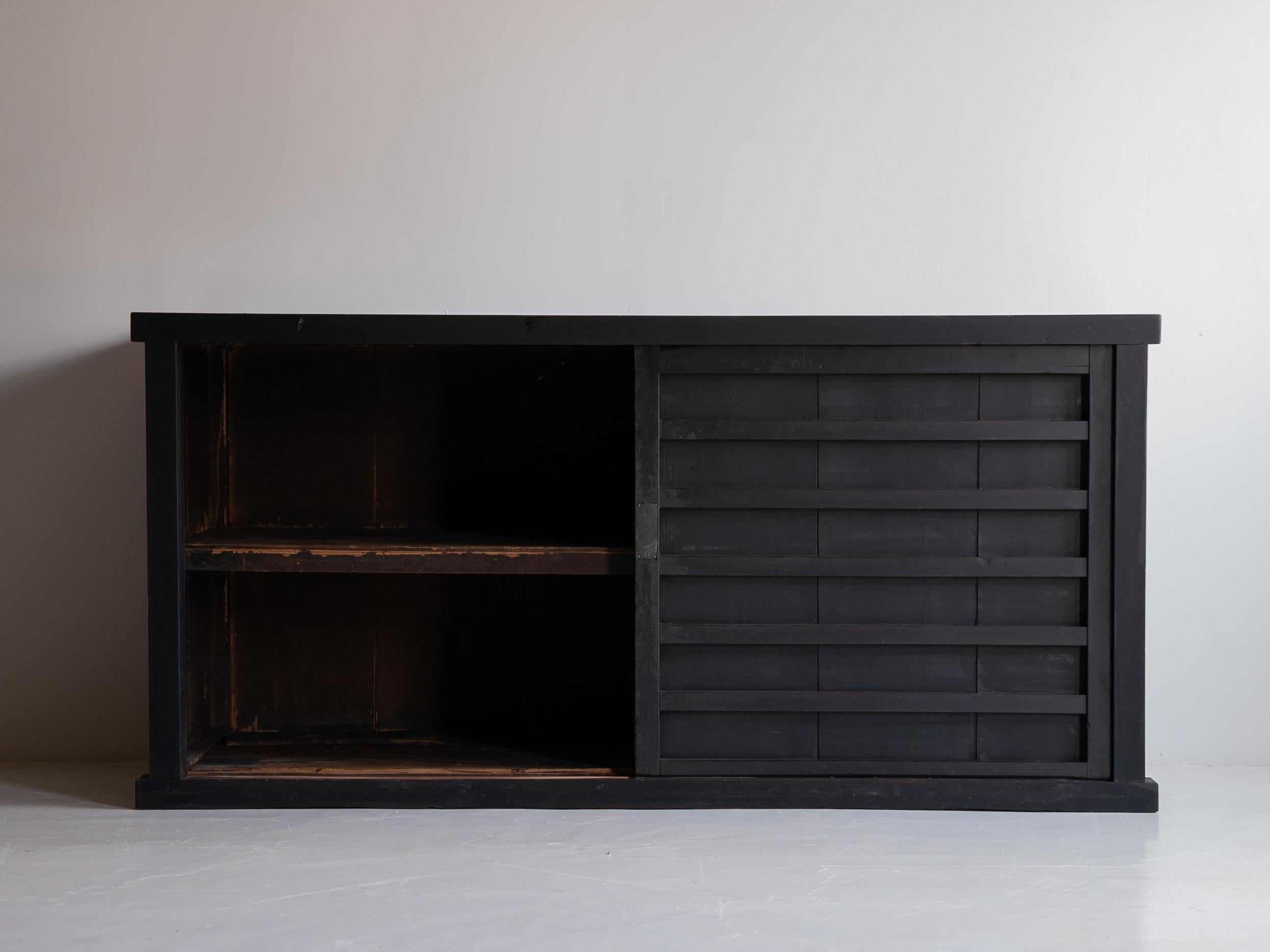 Travail du bois Grand Tansu japonais des années 1860-1900 / Enfilade Wabi Sabi en vente