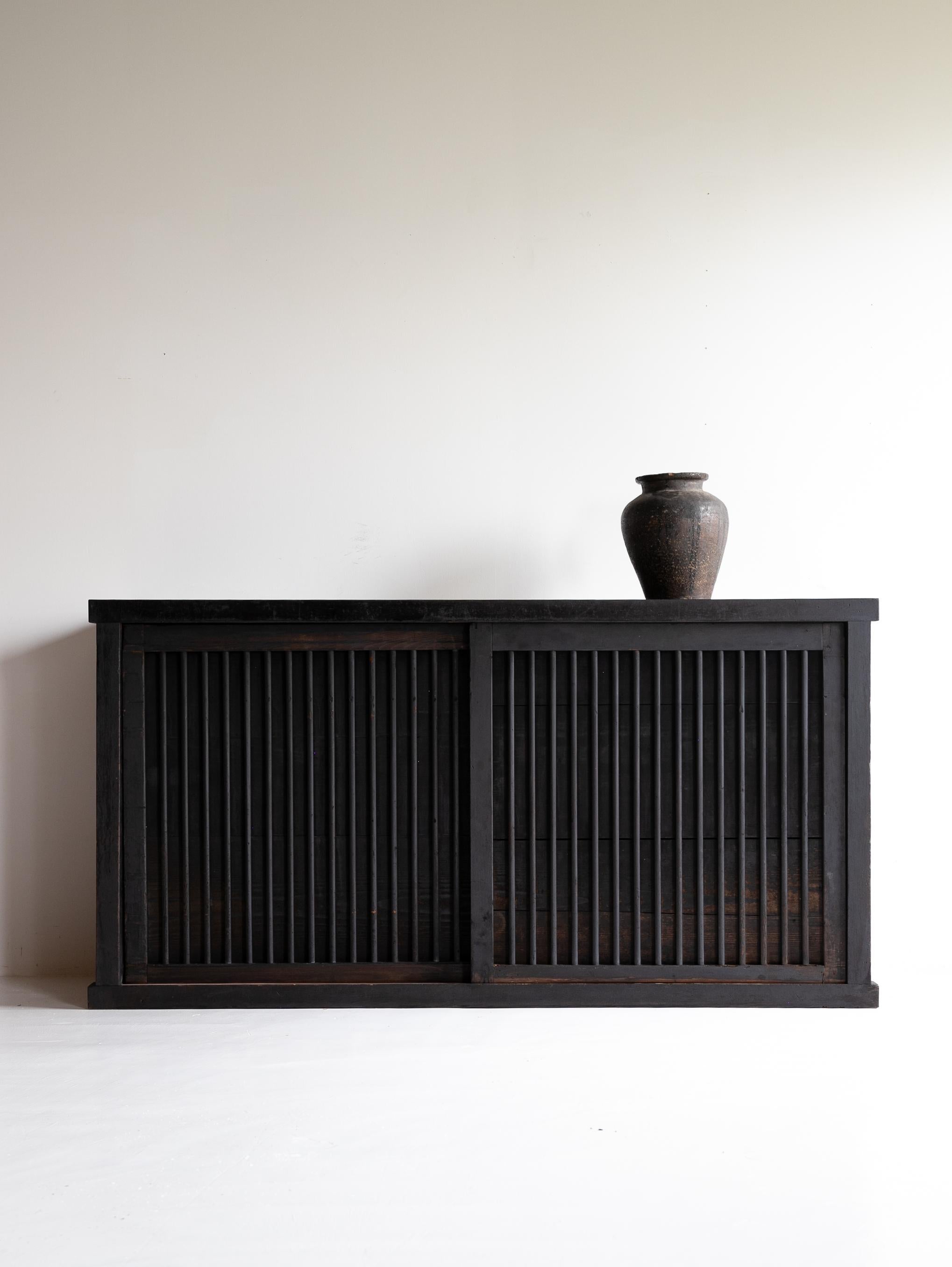 Il s'agit d'un grand Tansu japonais très ancien.
Le mobilier date de la période Meiji (1860-1900).
Le matériau utilisé est le bois de cèdre.

La conception est finalement simple et dépouillée.
Il se caractérise par une rusticité toute
