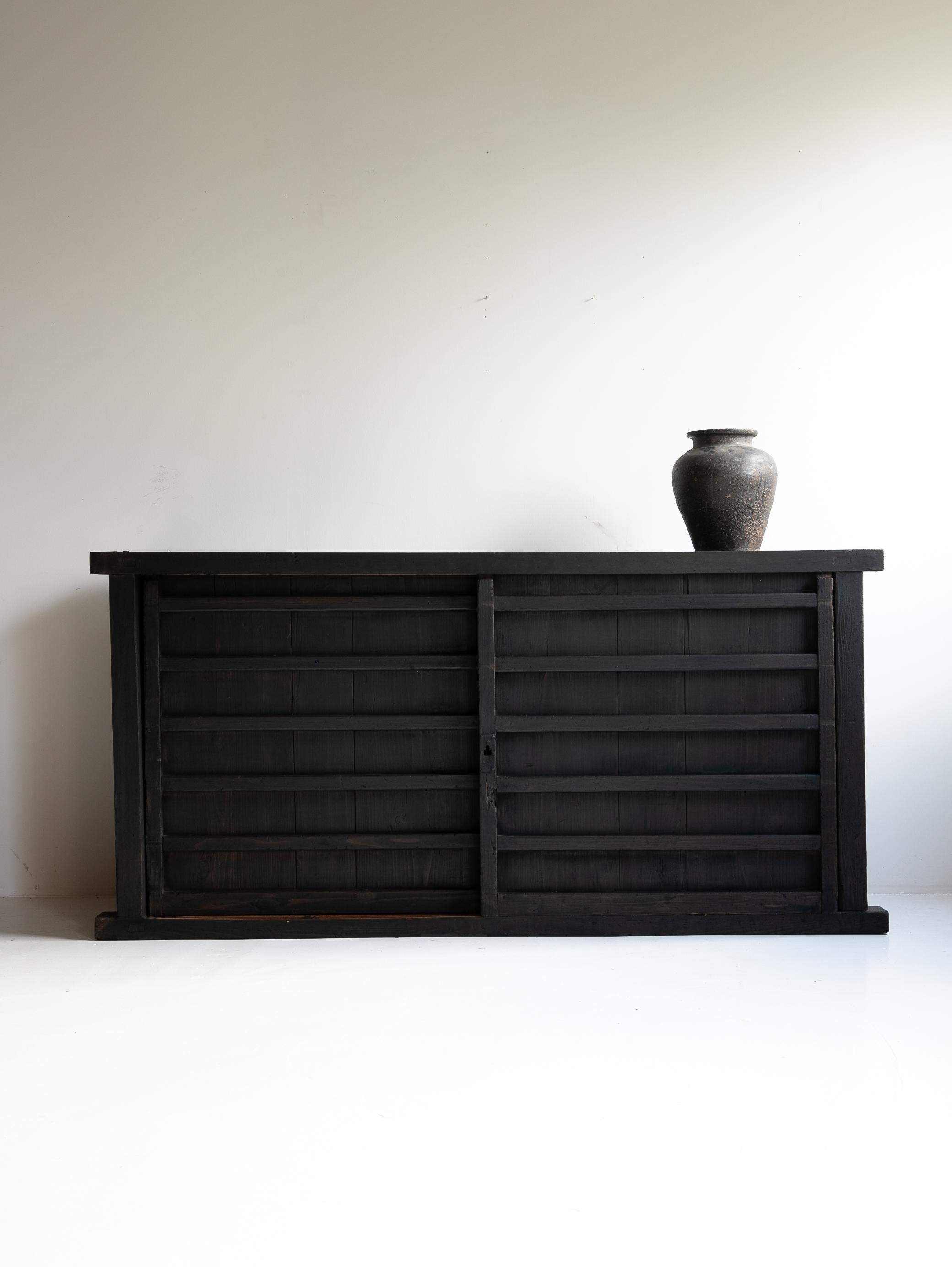 This is a very old Japanese large Tansu.
The furniture is from the Meiji period (1860s-1900s).
The material is cedar wood.

The design is ultimately simple and lean.
It is characterized by a uniquely Japanese rusticity.
We can sense the aesthetic
