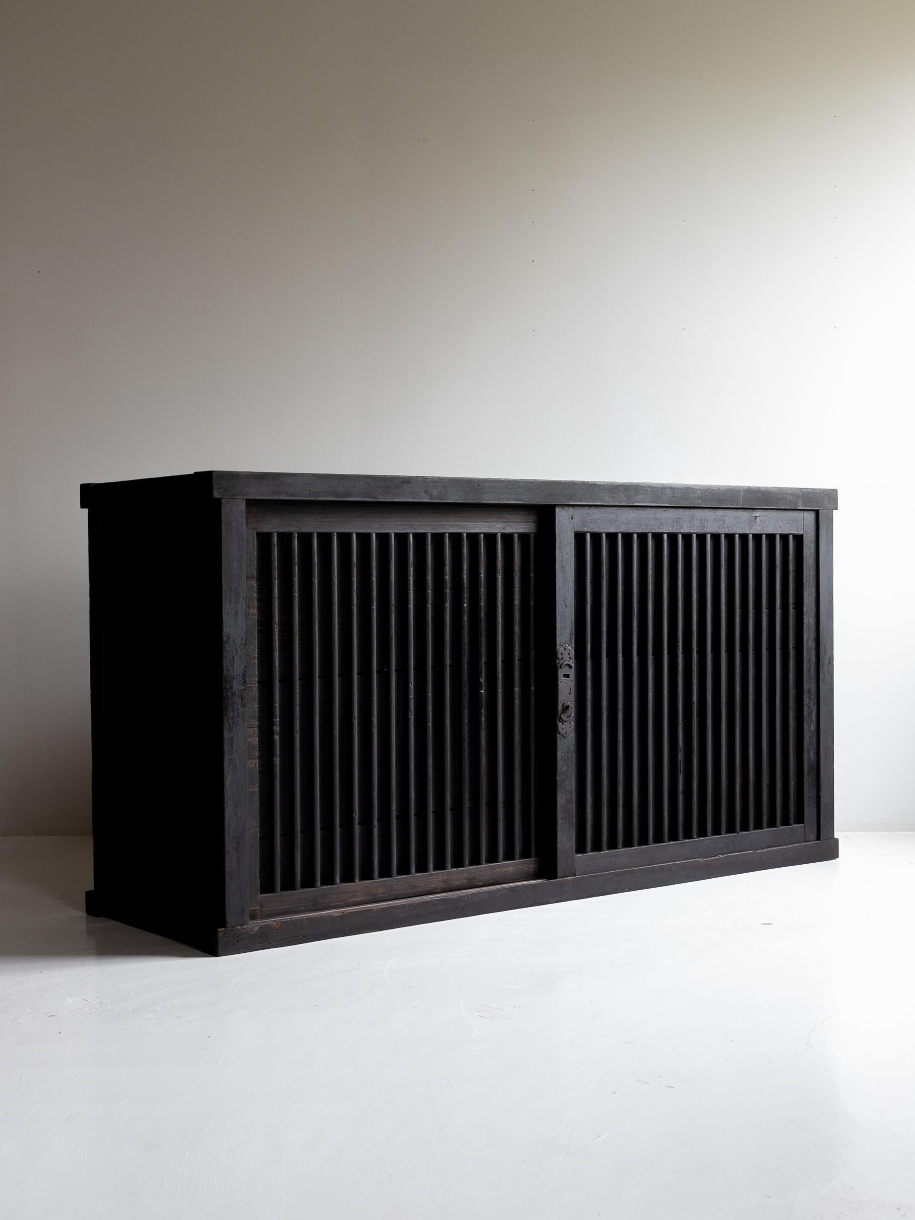 Antike japanische große Tansu 1860er-1900er Jahre / Sideboard Wabisabi, antik (20. Jahrhundert)