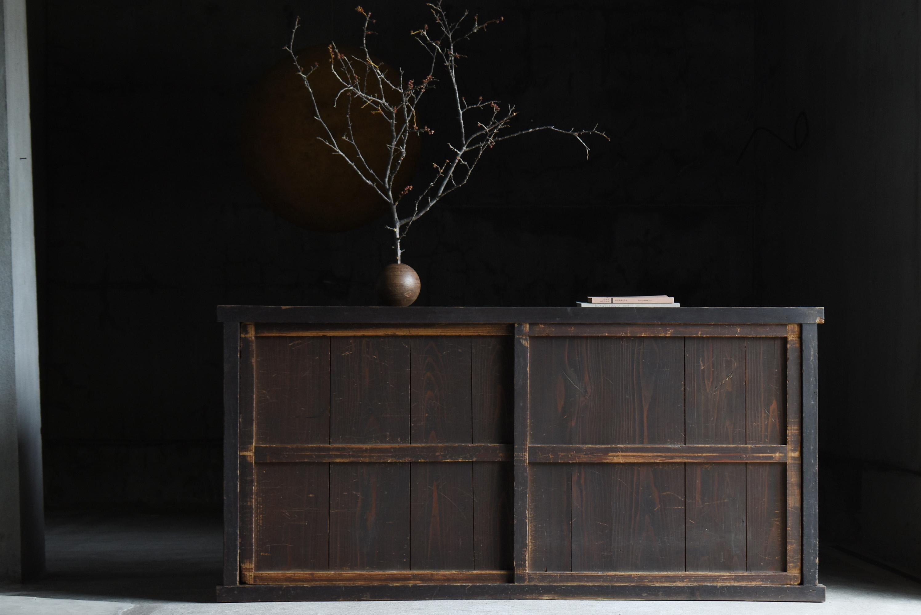 Se trata de un gran arcón Tansu antiguo de Japón, fabricado durante el periodo Meiji (1860-1900). Fabricada con cedro japonés y acabada con gran esmero, ha perdurado durante más de un siglo conservando una fuerte presencia que refleja tanto la