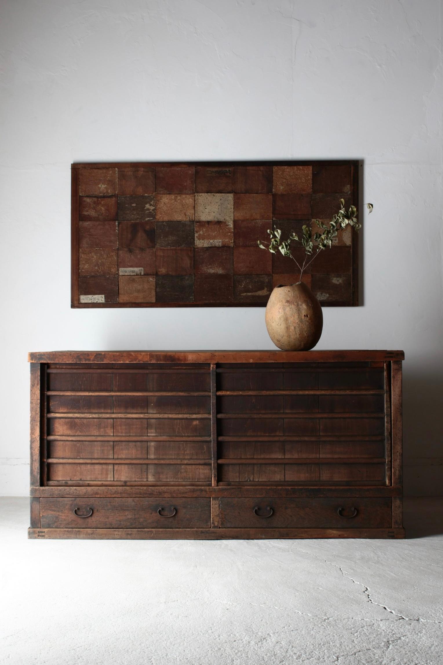 This is an old Japanese cabinet.

It is estimated that it was around the Meiji period, and the material is mainly made of cherry blossoms.

Over time, the color has changed to a dark brown color that cannot be created with paint.

In addition, there