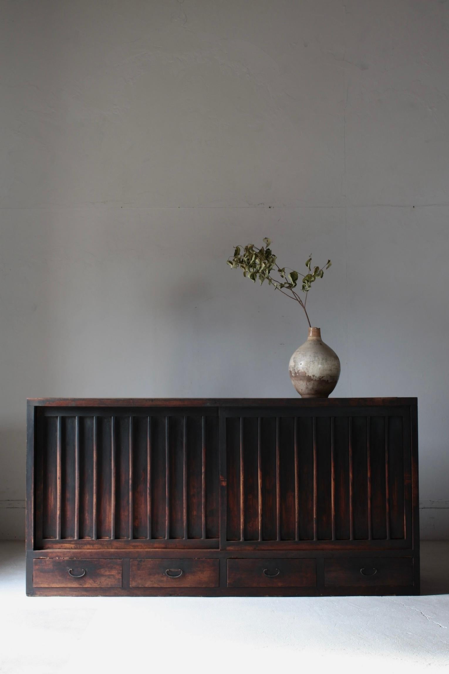 This is an old Japanese cabinet.

It is estimated that it was around the Meiji period, and the main parts are all made of zelkova. It is speculated that everything made of zelkova was used by wealthy families because it was a very high-class