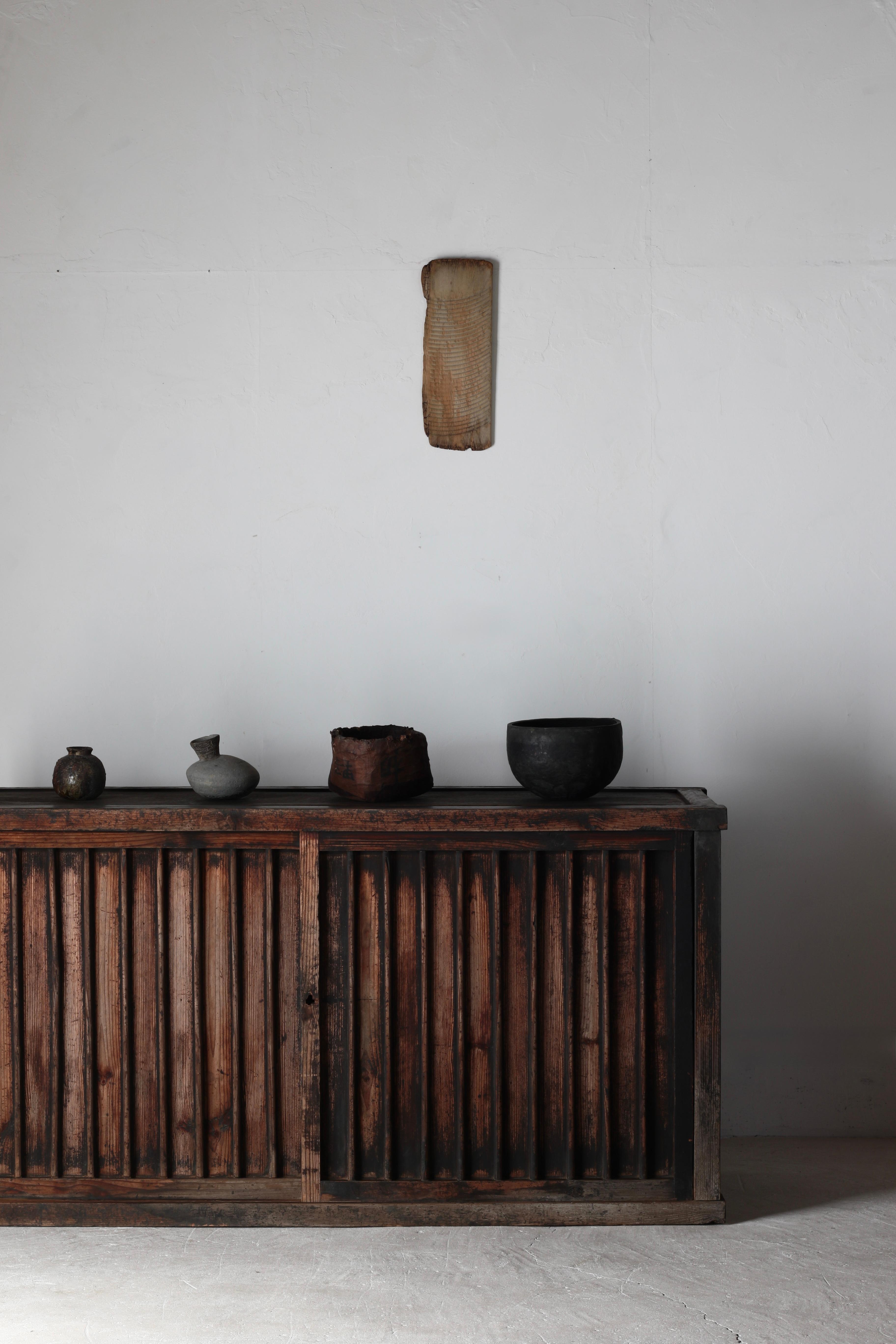 Questo è un vecchio tansu giapponese.

È stato utilizzato intorno al periodo Meiji ed è realizzato principalmente in cedro.

La vernice naturalmente scrostata sulla facciata esprime una bellezza naturale che non potrebbe essere creata da mani umane.