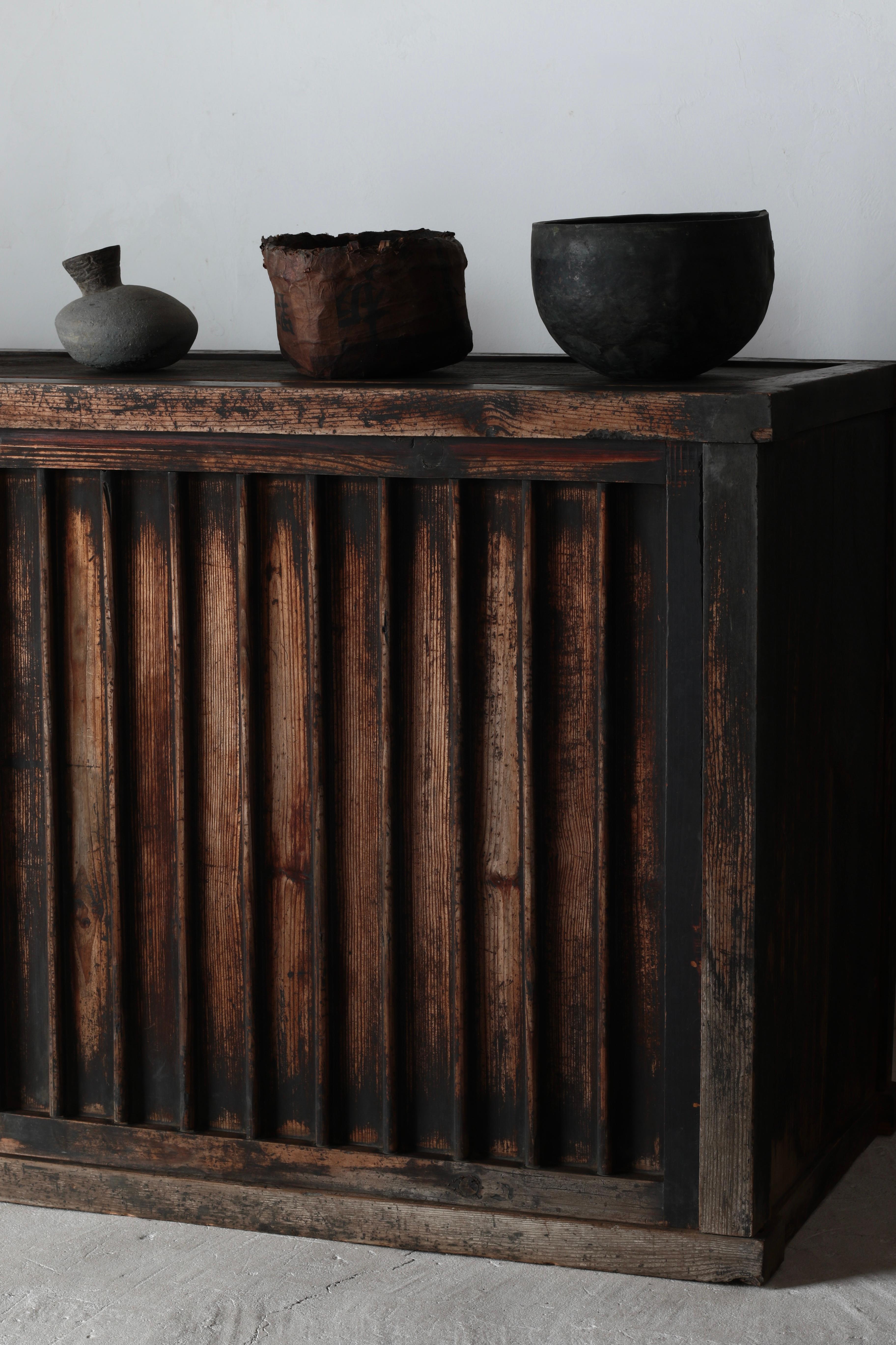 Meiji Antico Tansu giapponese di grandi dimensioni / Credenza / 1868-1912 Wabi-sabi in vendita