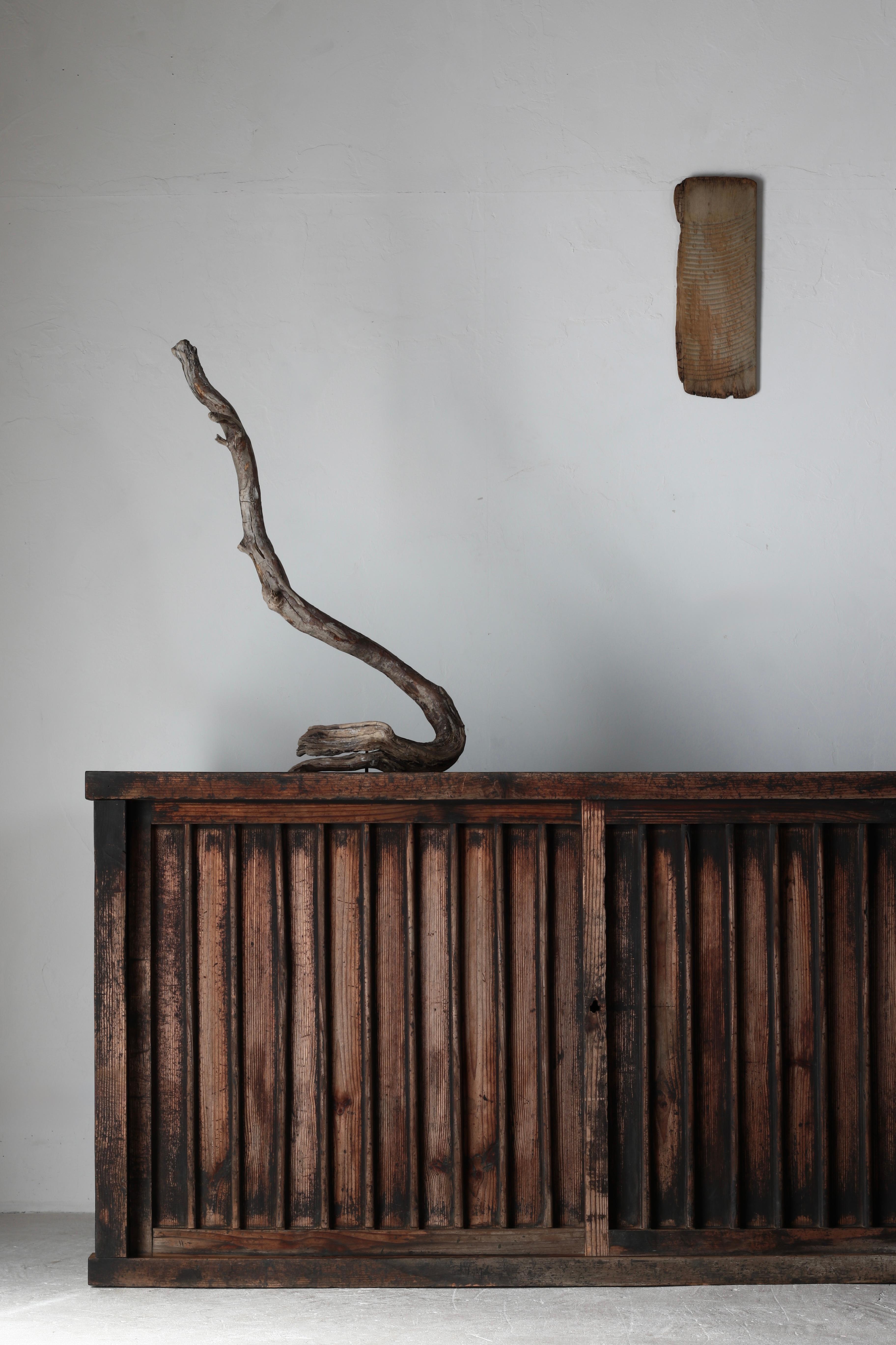 Falegnameria Antico Tansu giapponese di grandi dimensioni / Credenza / 1868-1912 Wabi-sabi in vendita