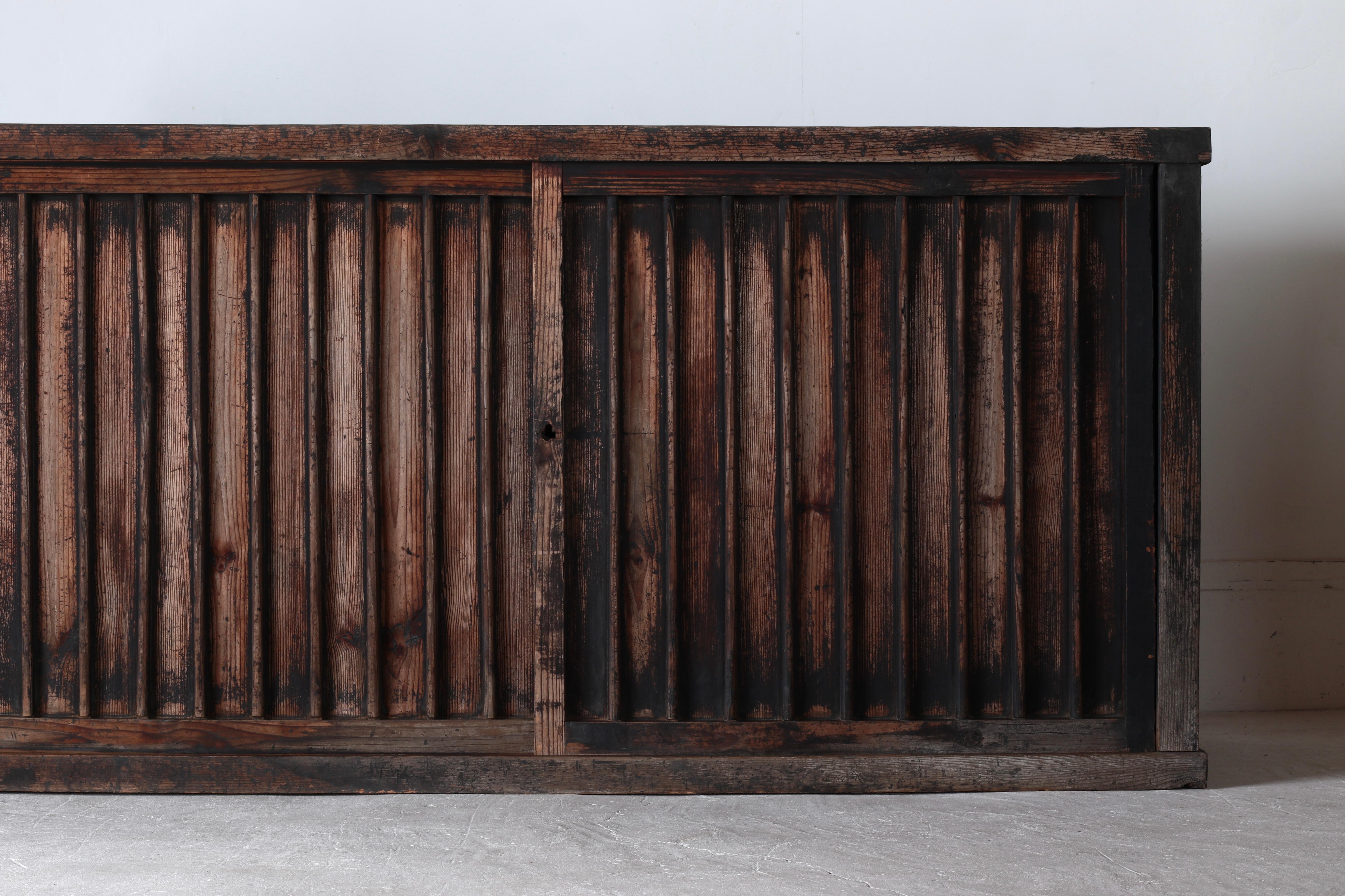 Ferro Antico Tansu giapponese di grandi dimensioni / Credenza / 1868-1912 Wabi-sabi in vendita