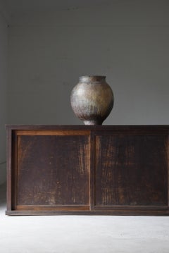 Tansu japonés antiguo de gran tamaño, del periodo Meiji / Aparador de estilo wabi-sabi