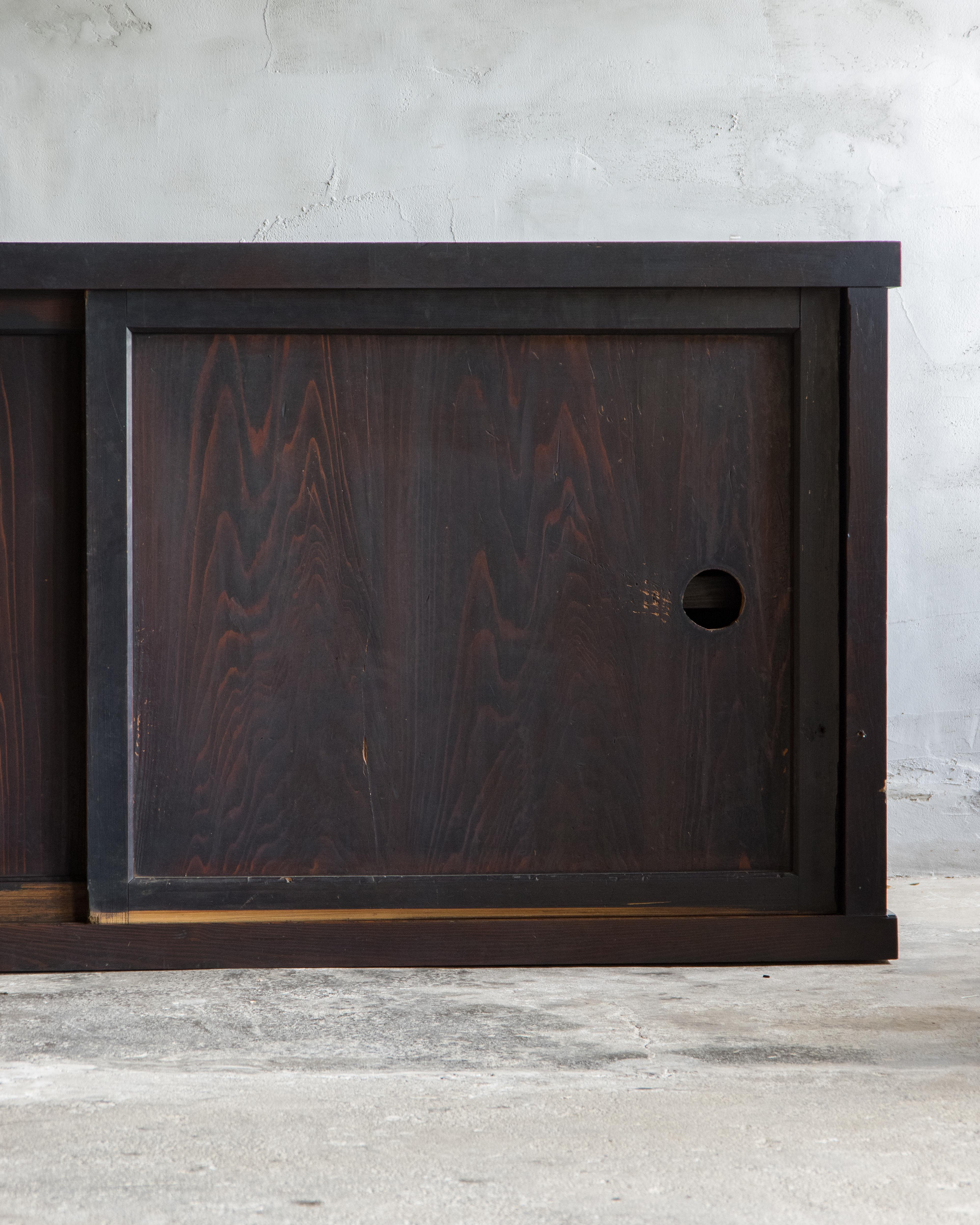 Cedro Antico Tansu giapponese di grandi dimensioni, porte a pannello, epoca Meiji 1868-1912, Wabi Sabi in vendita