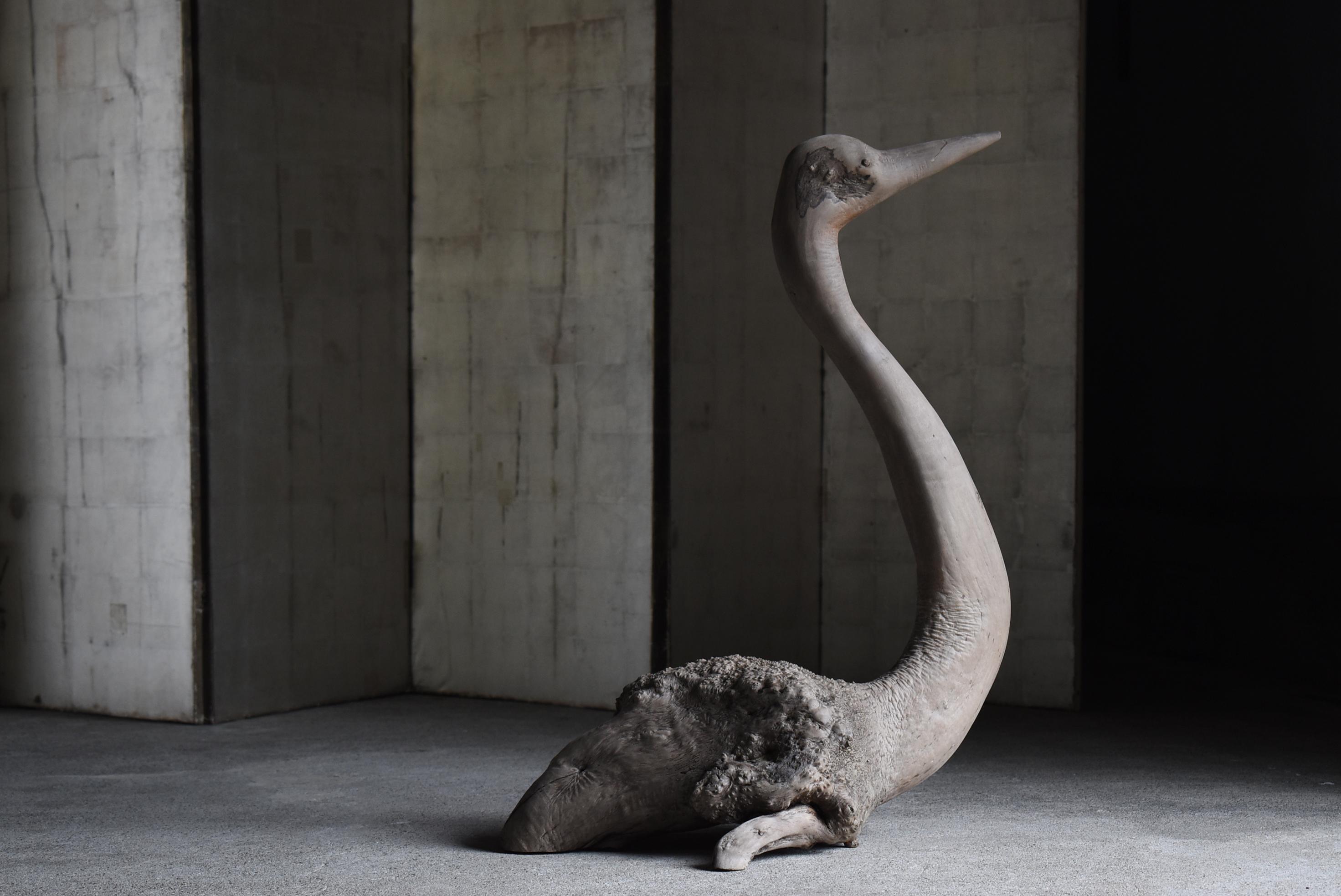 This is a very old and large carved wooden crane made in Japan.
The crane is partially carved out of natural ash wood.
We estimate that it was made between the 1900s-1940s.

It is a rare statue that seems to be a fusion of the earth's natural forces
