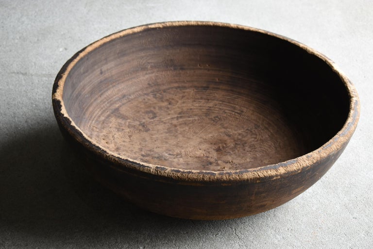 This is an old large Japanese wooden bowl.
It is from the Meiji period (1860s-1900s).

It was carved from one large tree.
It is hand carved without using a machine.
It has a tremendous presence.

It is very rare.

It weighs 5.5 kg.