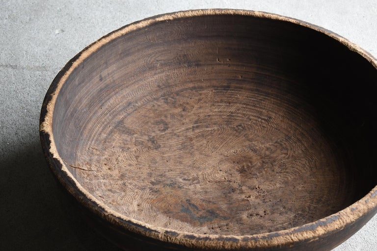 Japanese Antique Large Wooden Bowl 1860s-1900s/Mingei Wabisabi Primitive In Good Condition For Sale In Sammu-shi, Chiba