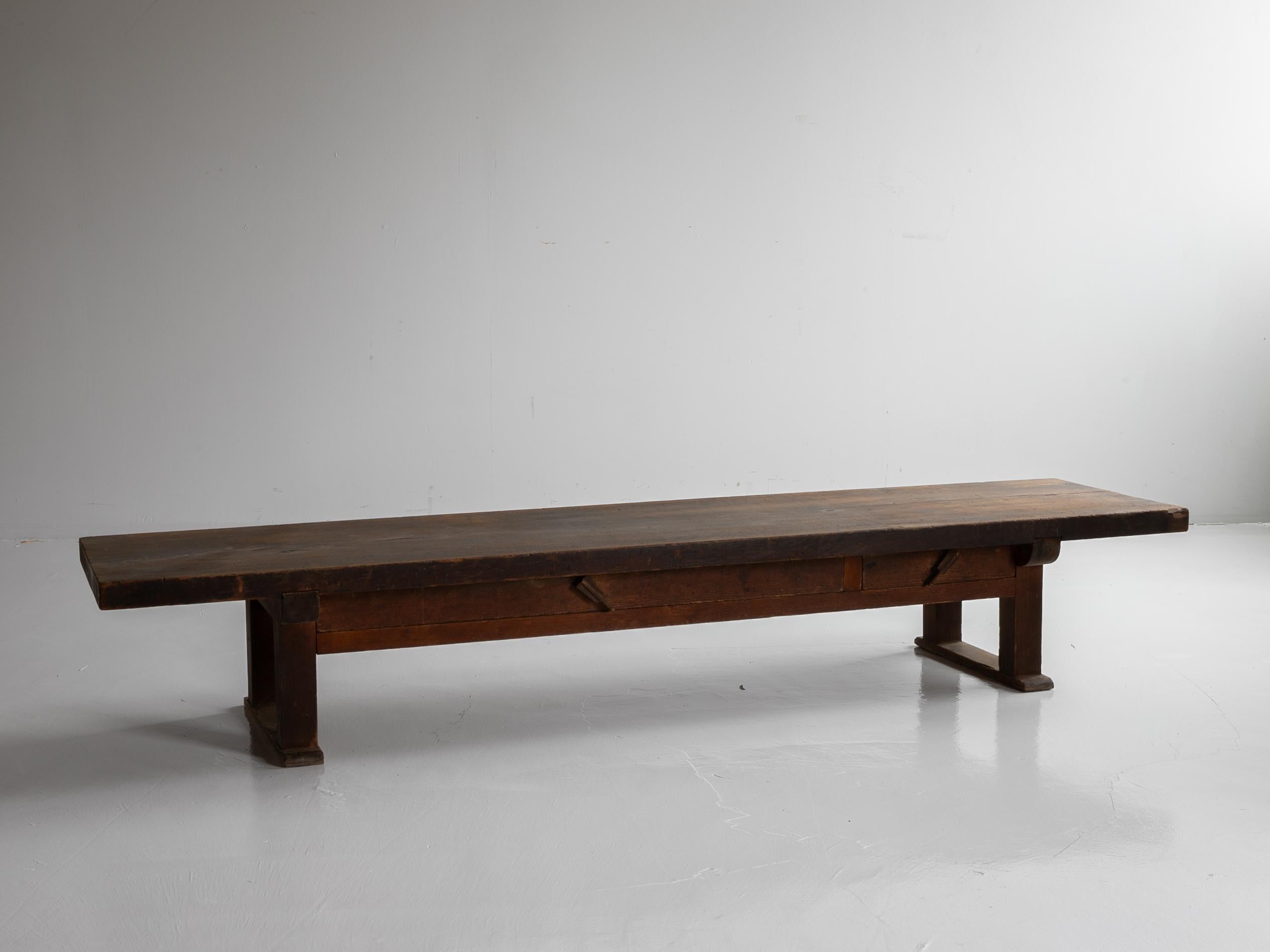 A large low table made in Japan from the Meiji to the early Taisho period (1868-1920).
Originally, it seems that it was a work table for sitting and doing some work.
There are countless small scratches on the surface of the top plate, which I think