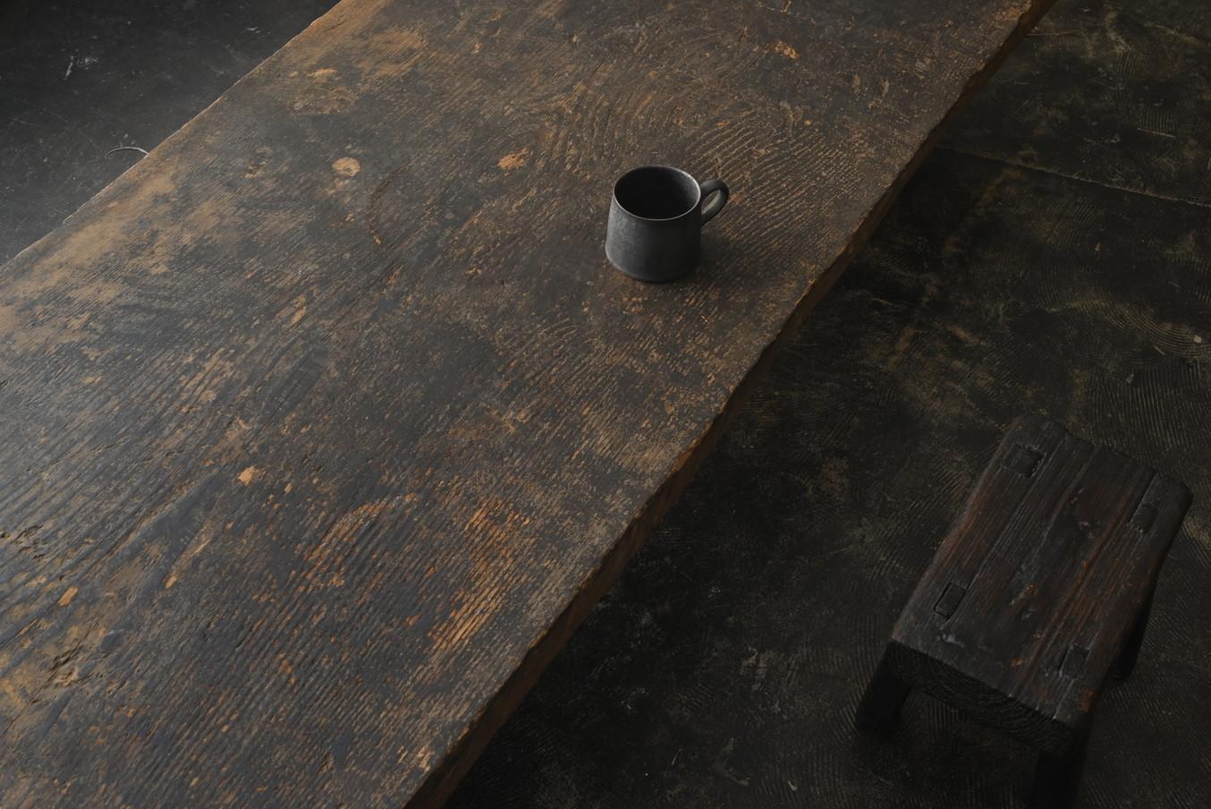 Japanischer antiker großer niedriger japanischer antiker Holztisch / 1868 bis 1920 / Wabi-sabi-Sofatisch (Zedernholz)