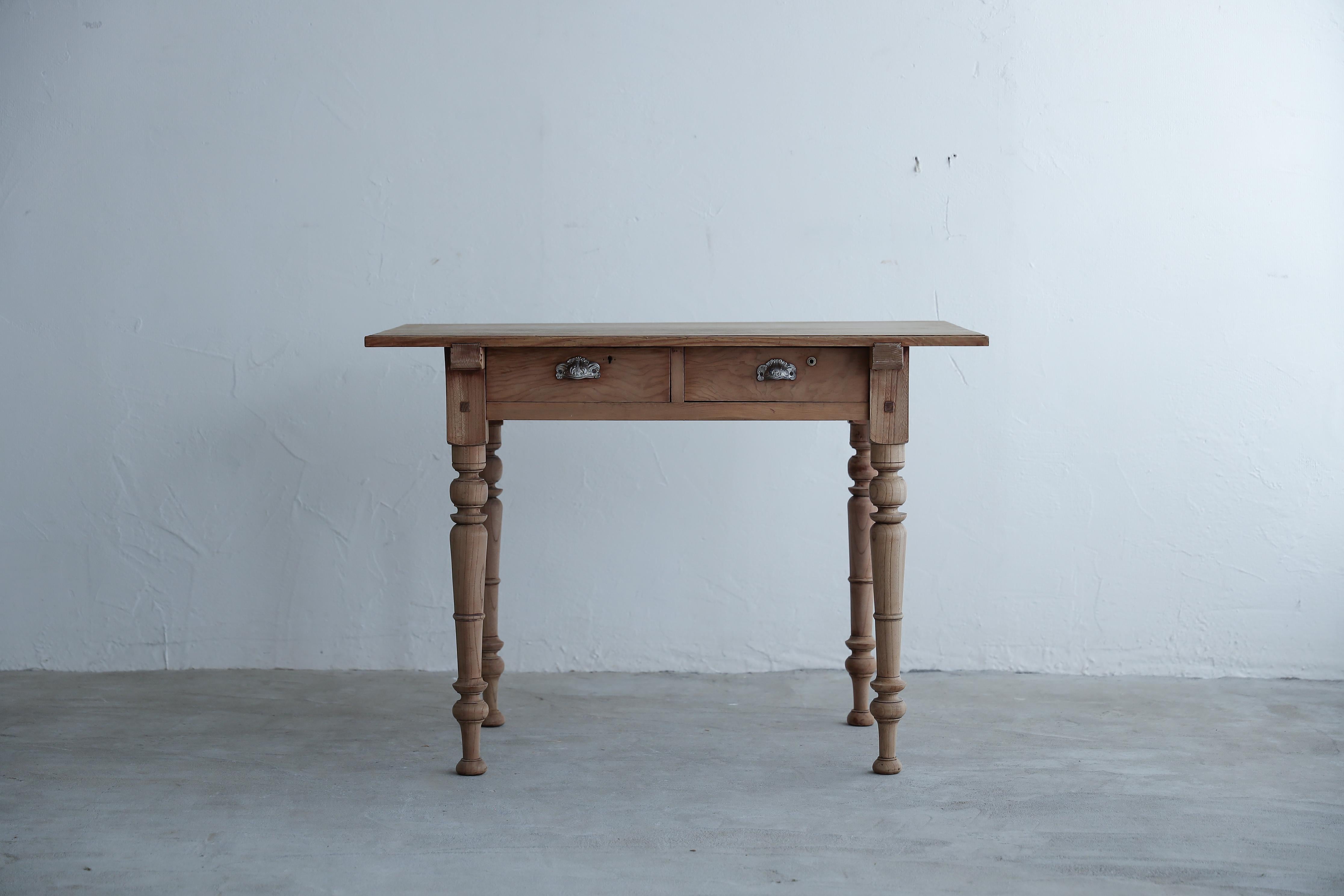 This desk has cute turned-wheel legs and a soft appearance that makes an impression.
The texture of the material that has aged with the years, and the intricately decorated drawer handles give it a simple yet adorable feel.

It has depth, but the