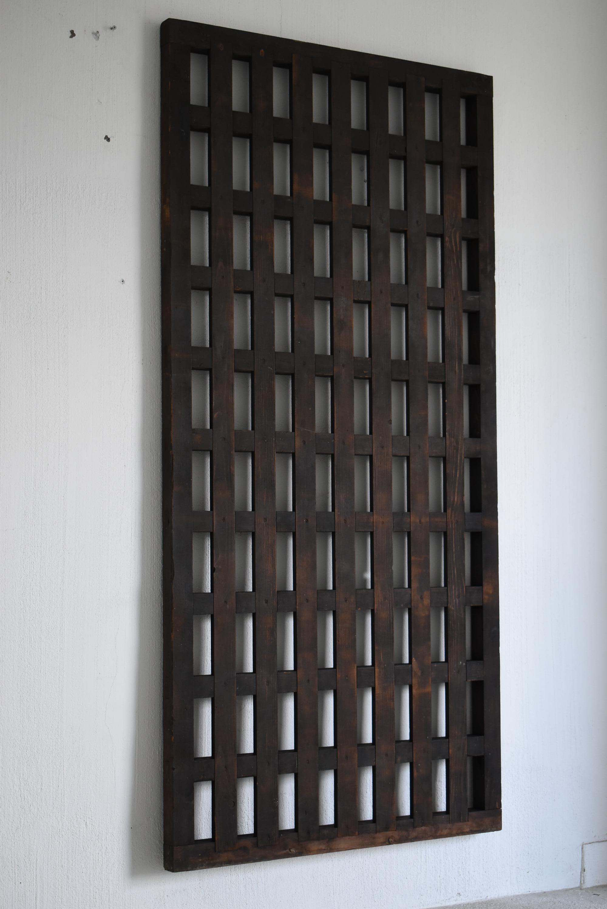This is a very old Japanese sliding lattice door.
This item dates from the Meiji period (1860s-1900s).
It is made of cedar wood.

It is elaborately made in the shape of a lattice.
You can feel the Japanese craftsmanship.

It is in very good