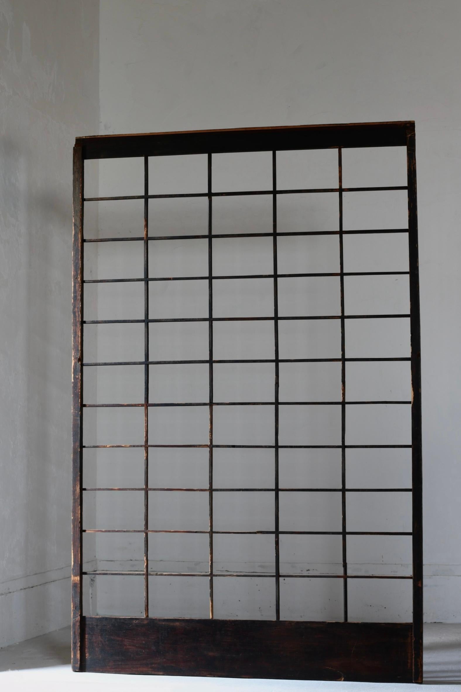 Se trata de una decoración de pared realizada a partir de una antigua puerta japonesa.

Se cree que data del periodo Edo a Meiji.

Tiene un diseño sencillo y presenta un marco de celosía hecho a intervalos regulares.

Es probable que se utilizara
