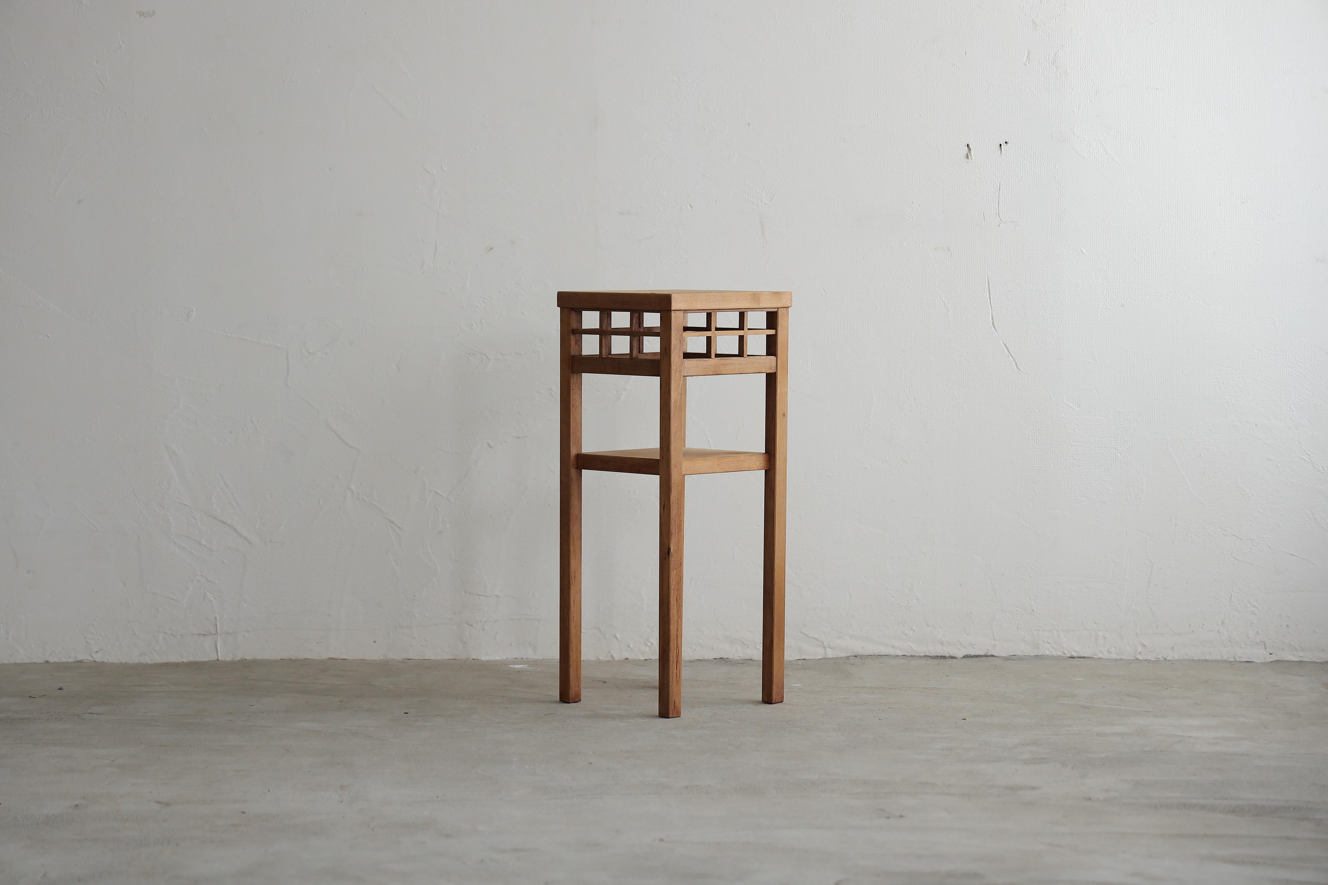This flower stand has an impressive, neat form and lattice design.

Made from cedar, this piece has been finished to retain the beauty and warmth of the wood grain.

The four straight legs and the clean lines created by their uniform thickness give