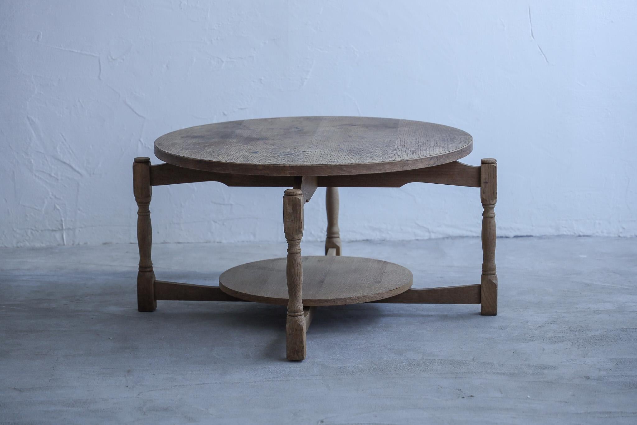 Un tavolino rotondo e di buon gusto realizzato in Oak.
Si tratta di un oggetto risalente al primo periodo Showa.

Il piano del tavolo ha una consistenza solida e diventa più raffinato con l'età, conferendogli un aspetto profondo e caldo.

Il design