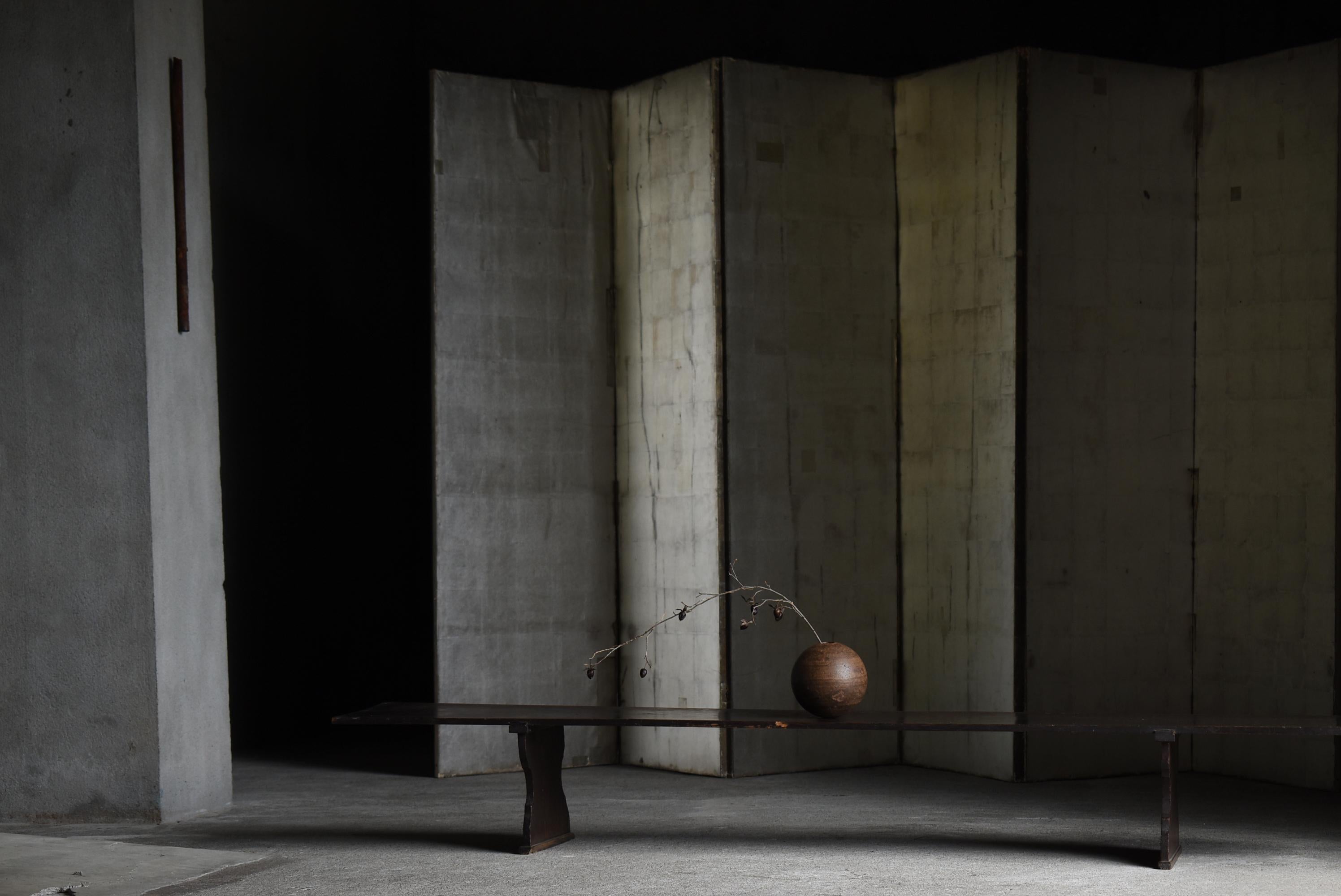 This account consists of five companies,
As for me, I specialize in Japanese antiques and select carefully selected items.
With my 20 years of experience, I propose new Japanese antiques from my unique point of view.

This is a very old low table