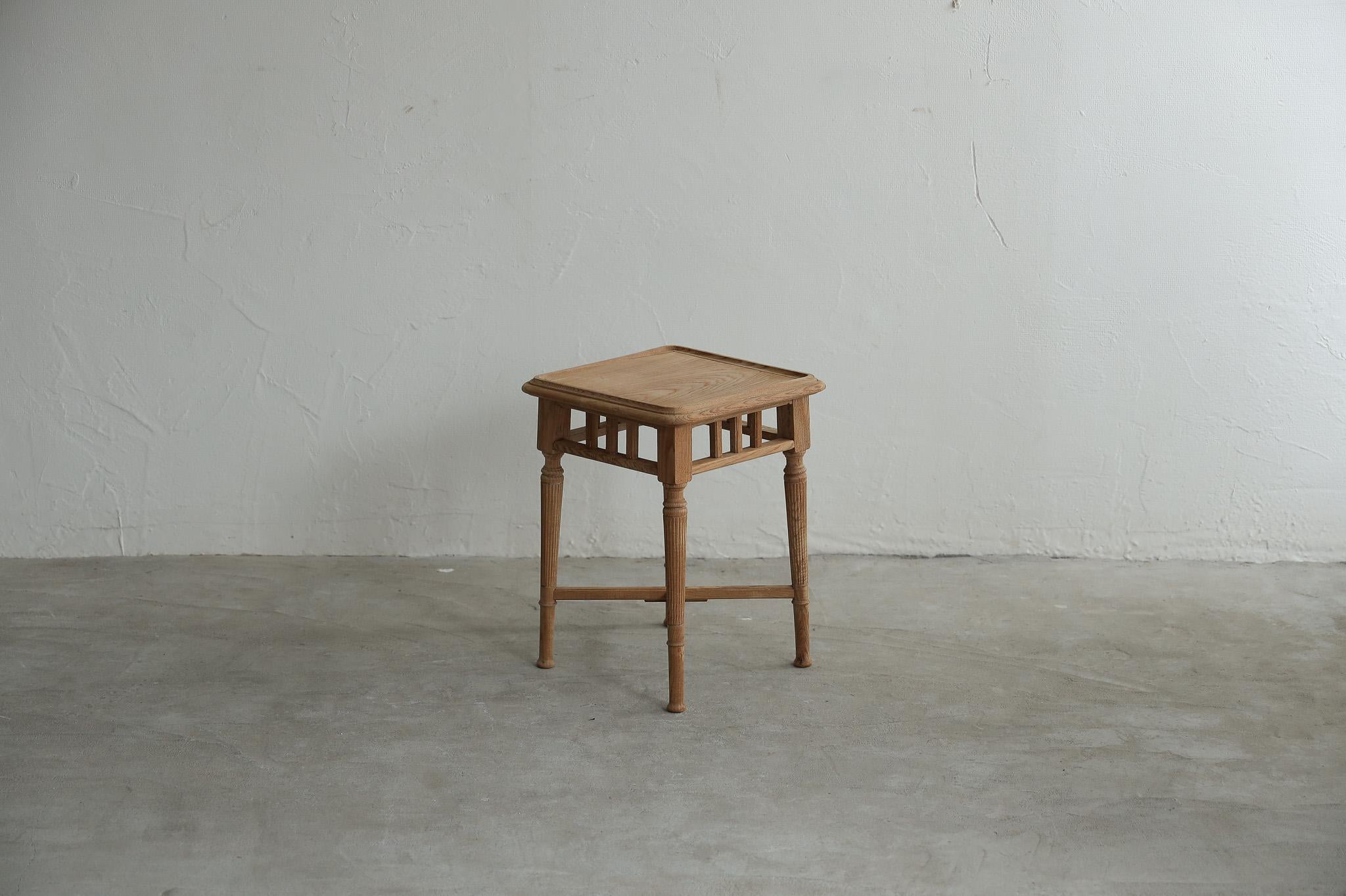A small flower stand with a neat appearance yet a hint of cuteness.
The unique expression of keyaki wood brings a quiet dignity to a space.

The carefully chamfered top has raised corners, giving it a slightly three-dimensional shape.
It is an
