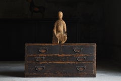 Cómoda baja japonesa antigua, de entre los años 1860 y 1920 / Mesita de noche con cajones, estilo wabi-sabi