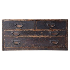 Cómoda baja japonesa antigua, de entre los años 1860 y 1920 / Mesita de noche con cajones, estilo wabi-sabi