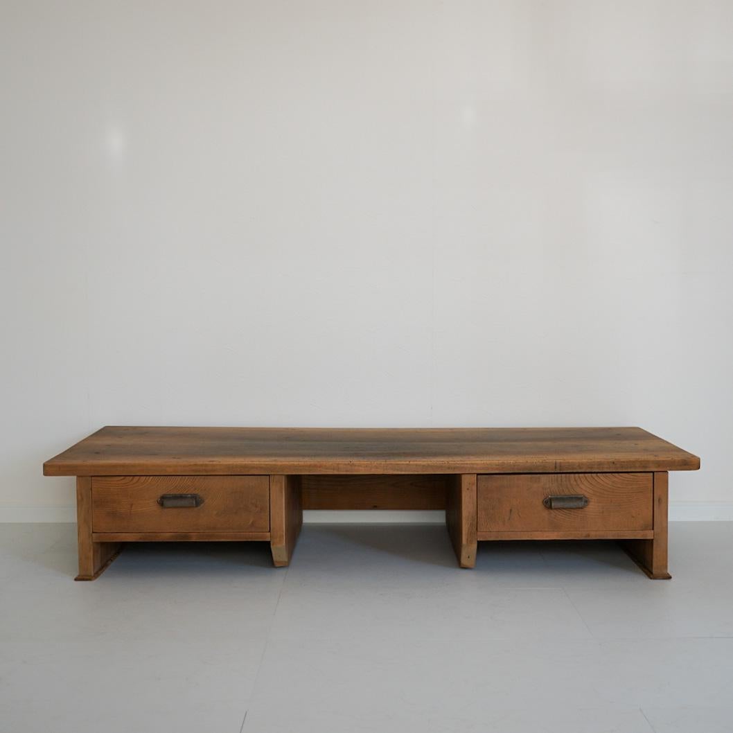 This is the table used for sewing.
Japan is a culture that sits on the floor, so it is low.
Nowadays, many people use it as an exhibition stand.
It is made of thick material as a whole and has a profound feeling.
There are two drawers.