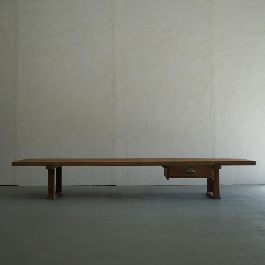 This is the table used for sewing.
Japan is a culture that sits on the floor, so it is low.
Nowadays, many people use it as an exhibition stand.
It is made of thick material as a whole and has a profound feeling.
The top plate is a single plate