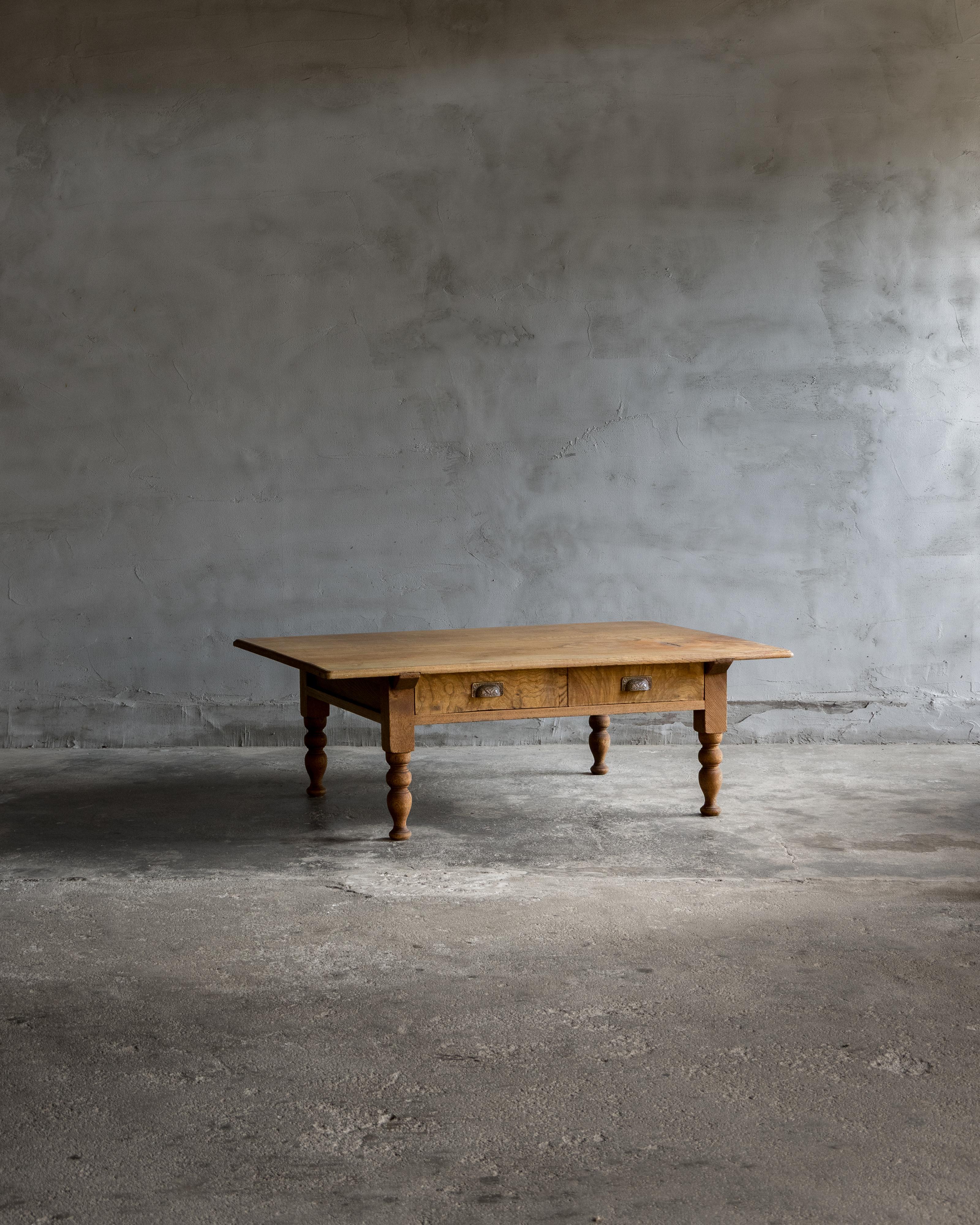Esta antigua mesa baja/de café japonesa (fuzukue) se fabricó en la Era Taisho (1912-1926).

Hecha enteramente de keyaki (zelkova japonés), la encimera de un solo tablón muestra un veteado fluido y una pátina tranquila y desgastada por el tiempo, más