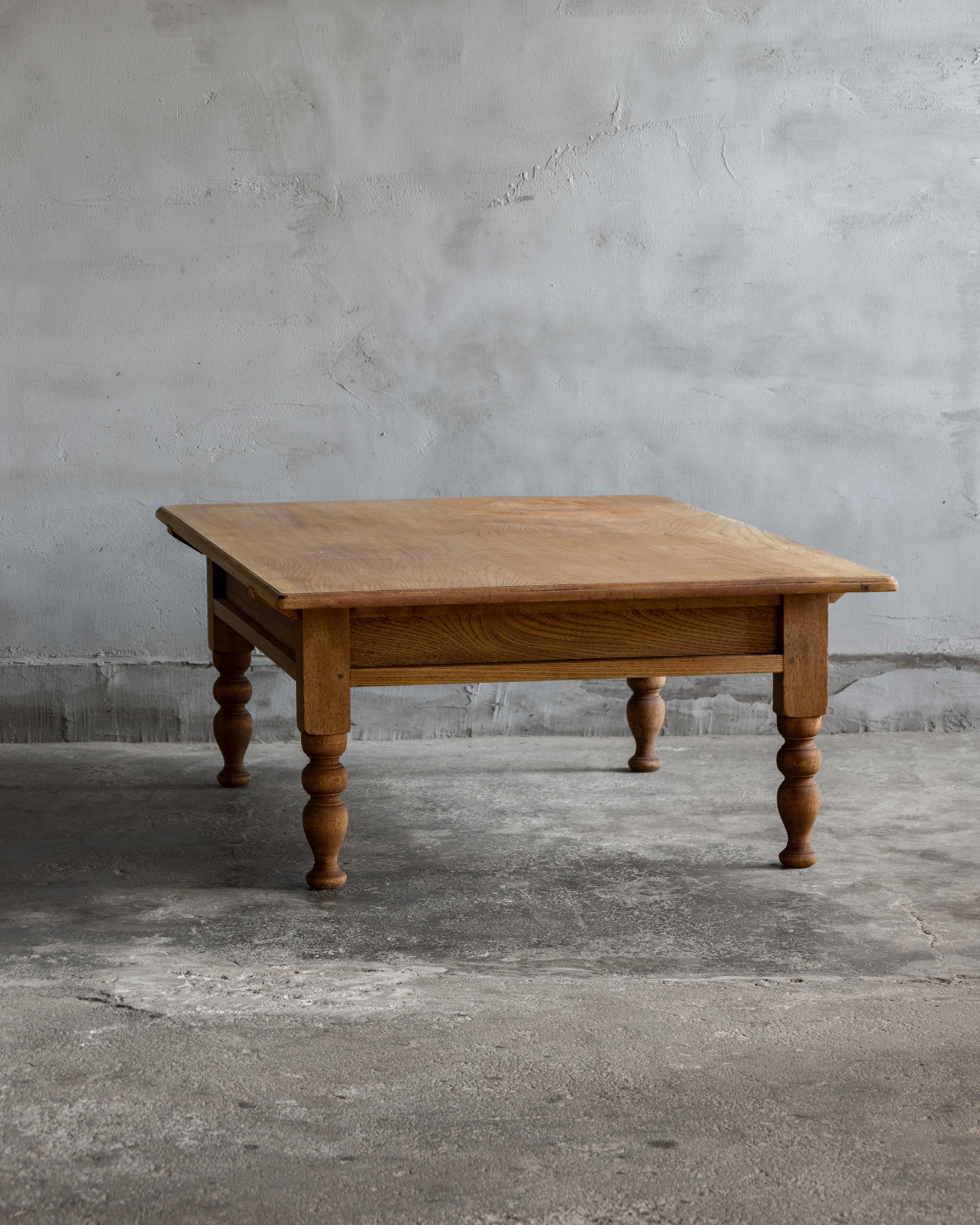 Mesa baja japonesa antigua (Fuzukue), Keyaki, Época Taisho (1912-1926) Madera en venta