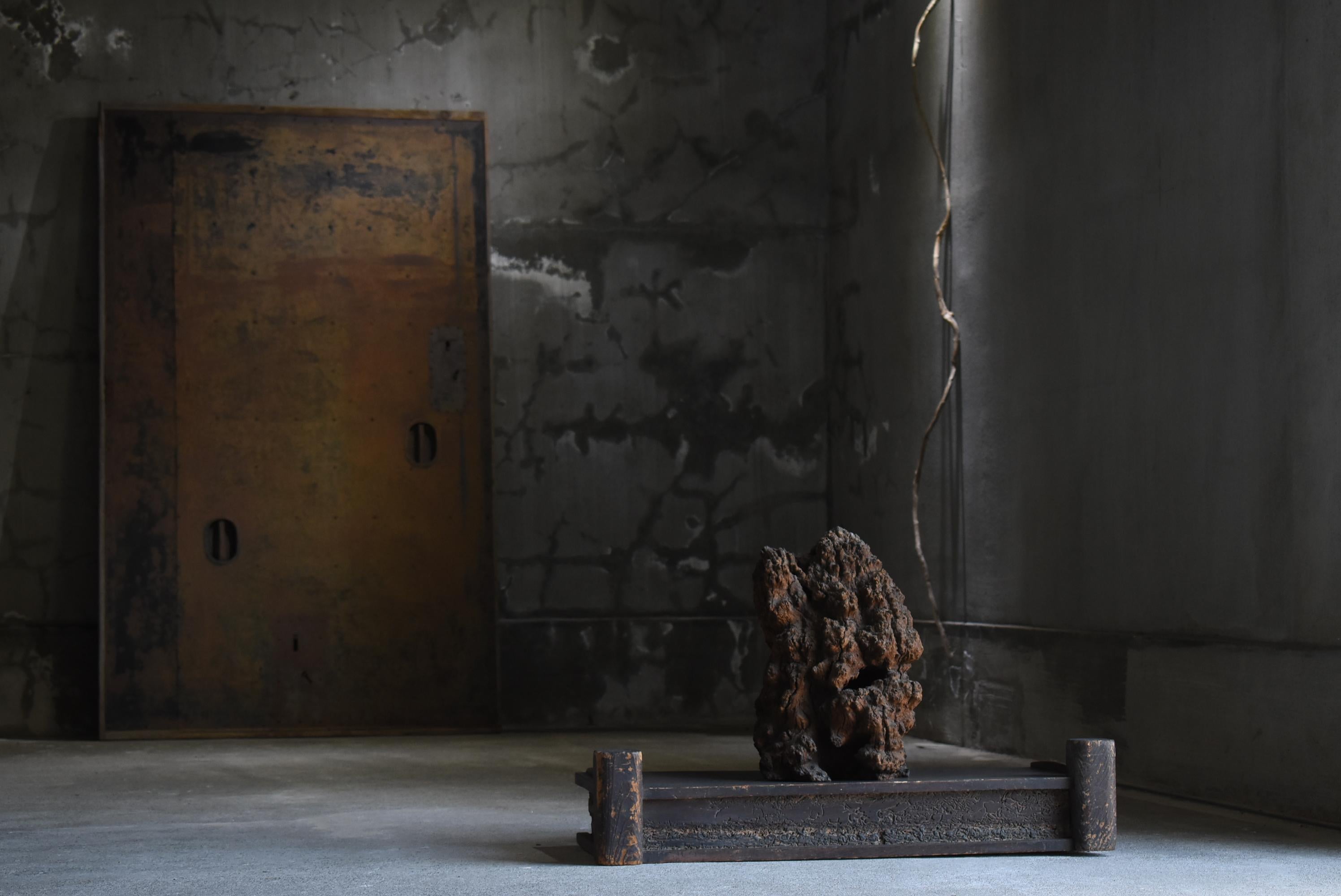 This is a very old Japanese lowboard.
It is called 