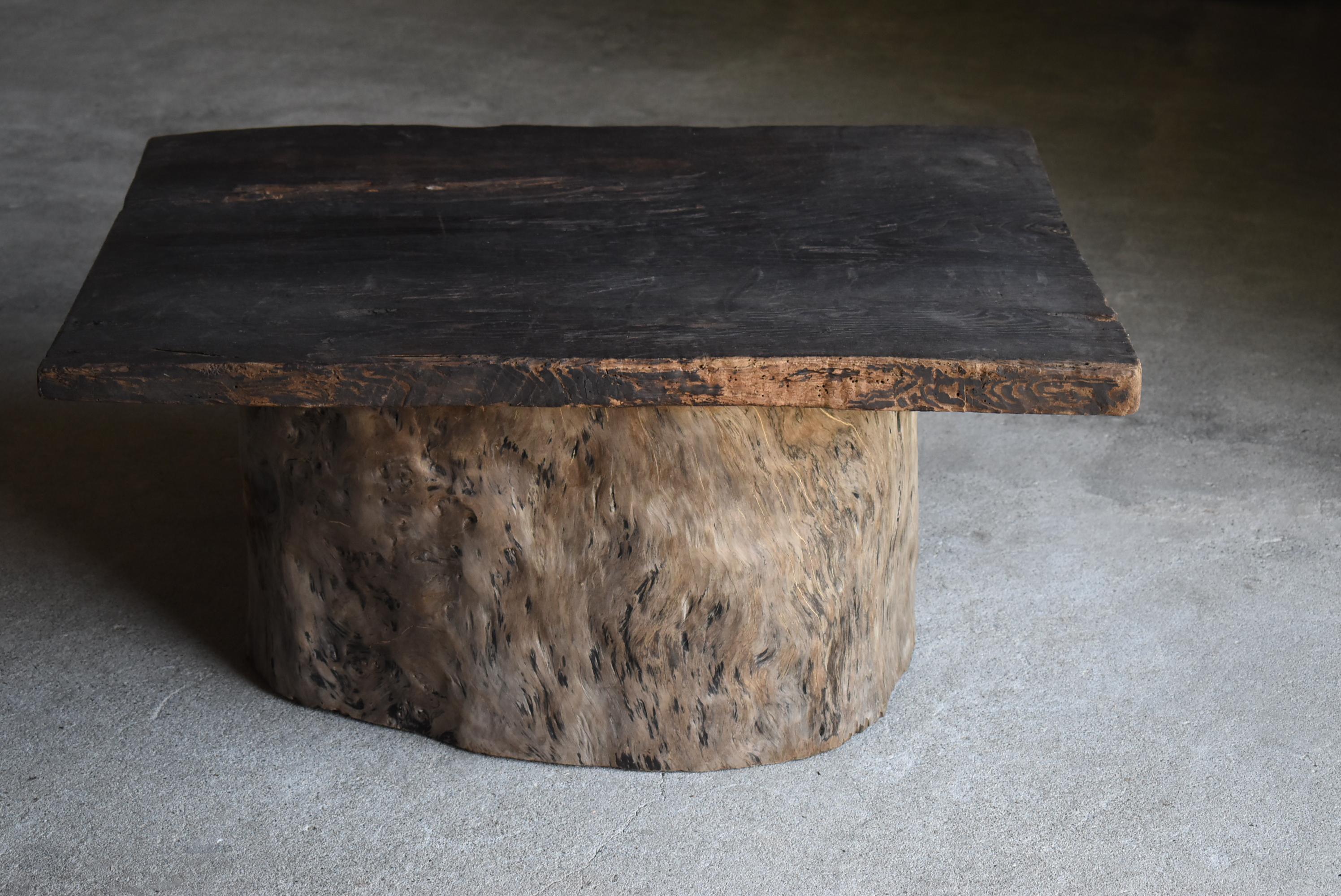 This is a very old Japanese low table.
It is designed to have a wooden board on top of a stump.
The wooden board is made of chestnut wood and the stump is made of zelkova wood.
Both materials are from the Meiji period (1860s-1900s).
Each