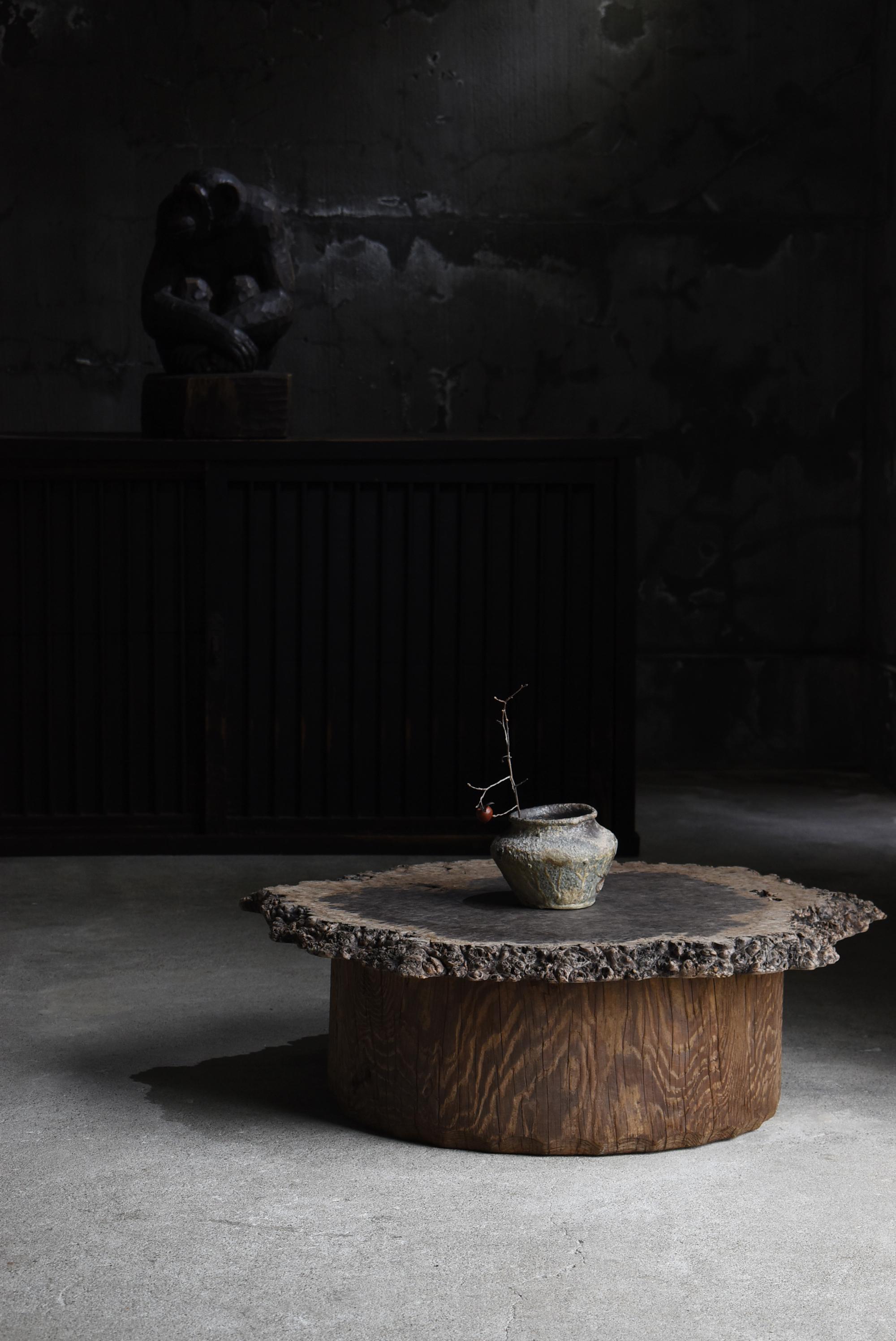 Very old low table made in Japan.
Simple design with a single board on a stump.
The furniture is from the Meiji period (1860s-1900s).

The stump is cedar wood.
The material of the top is unknown, but it is a valuable single piece of wood with very