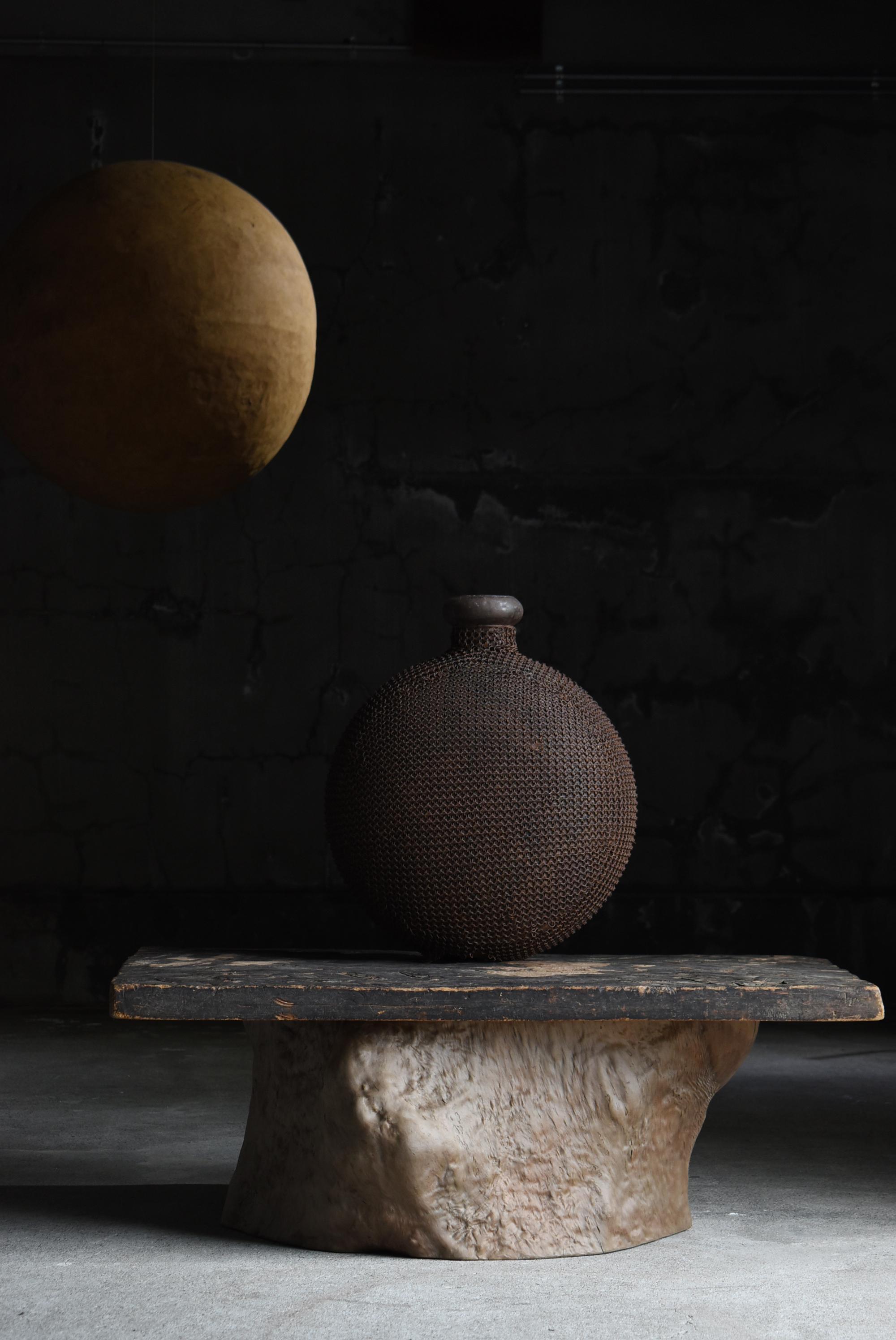 Il s'agit d'une ancienne table basse japonaise de style primitif, réalisée simplement en plaçant une planche de bois vieillie sur une souche d'arbre naturelle.
Malgré sa structure minimale, il dégage une présence écrasante - un exemple parfait de la