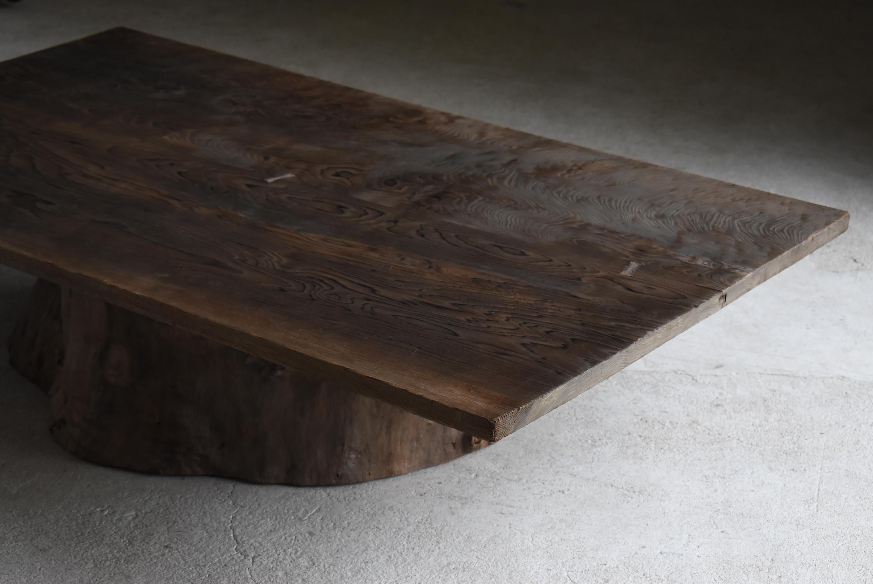 Very old Japanese primitive style coffee table.
Simple design with a single board on a stump.
Furniture from the Meiji period (1860s-1900s).

It is a single piece of wood.
The grain of the wood is very beautiful.
The stumps match perfectly with the