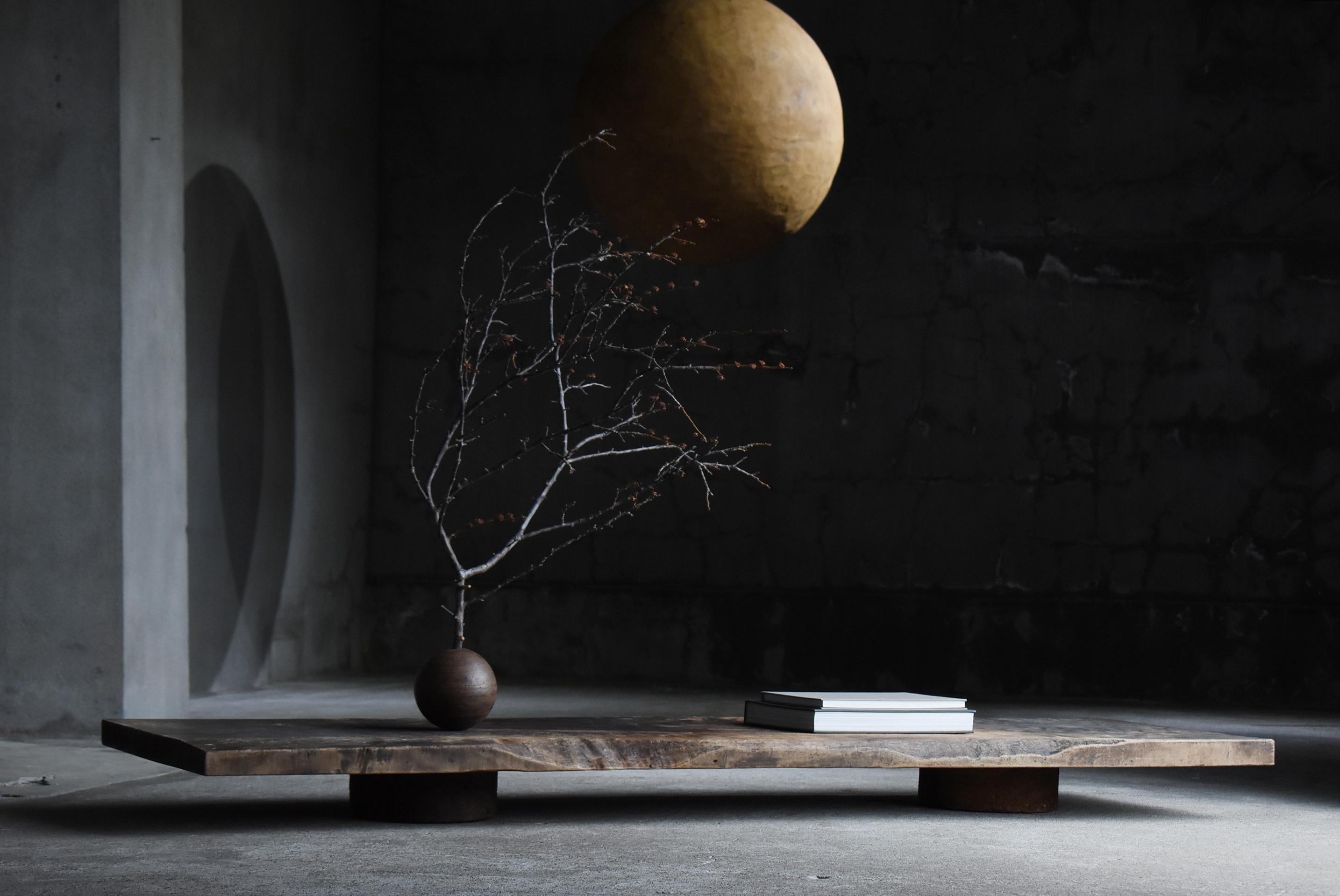 This is an antique Japanese low table with a separate base structure. It was used as a work table in a farmhouse during the Meiji period (1860s–1900s), and it still retains its rustic and powerful presence. The fact that it has survived in usable