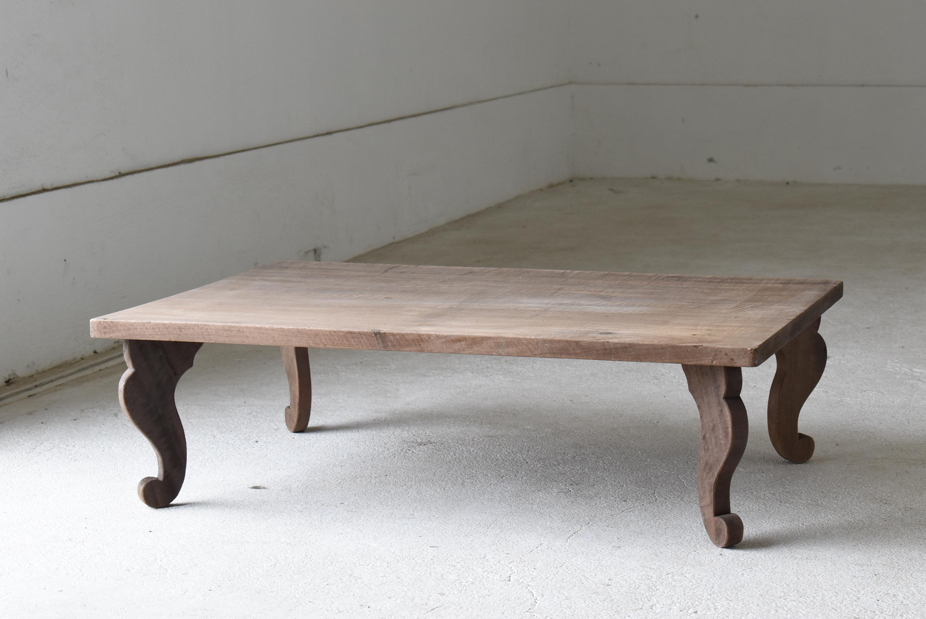 This is an old Japanese low table.
This furniture is from the Meiji period (1860s-1920s).
The legs can be removed for convenient movement.
It is a rare piece of furniture.

It is made of a wood called 