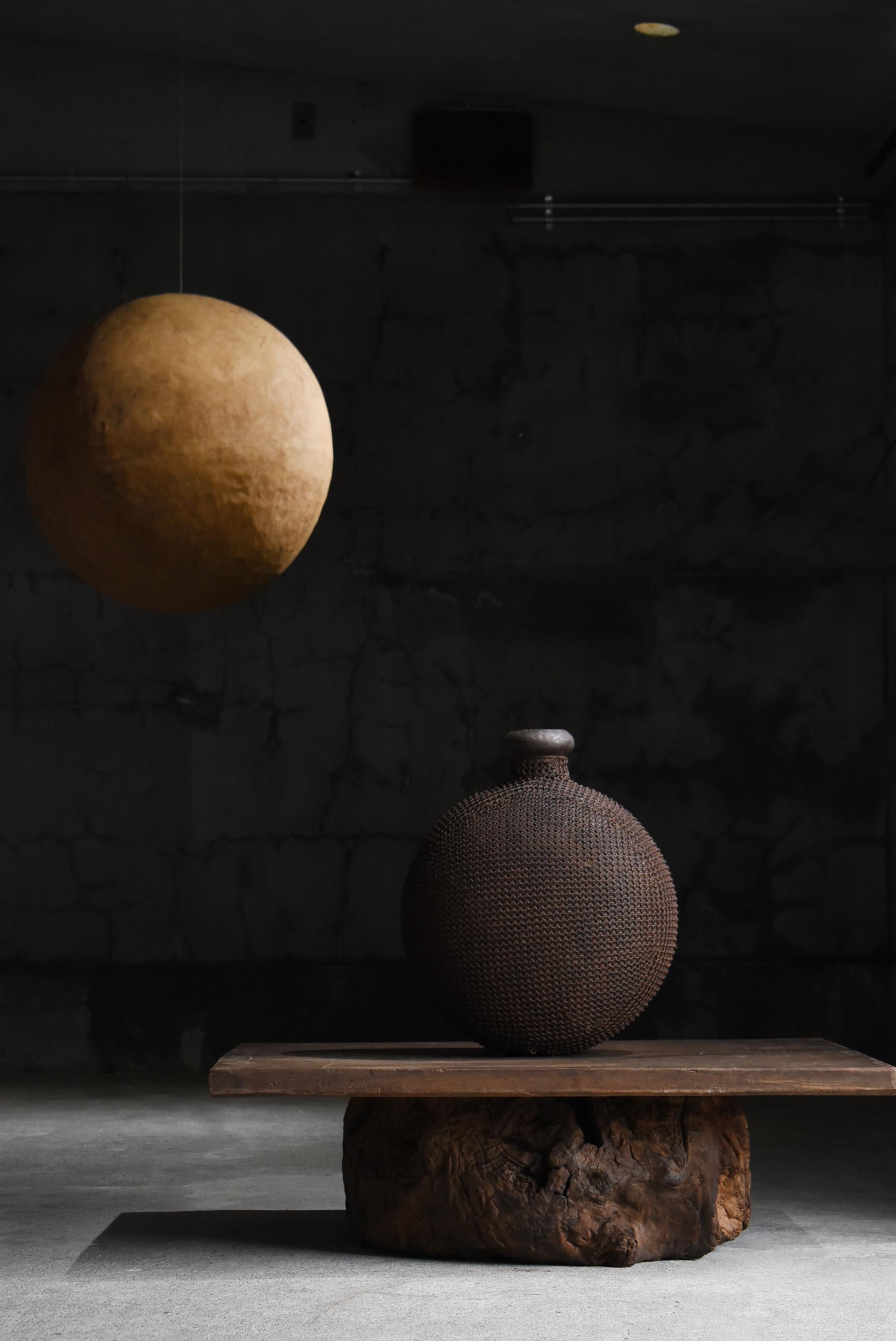 This is an old Japanese low table with an exceptionally simple structure—just a single solid board placed atop a wooden base—where the natural strength of the material itself becomes an expression of sculptural beauty.

It was created using