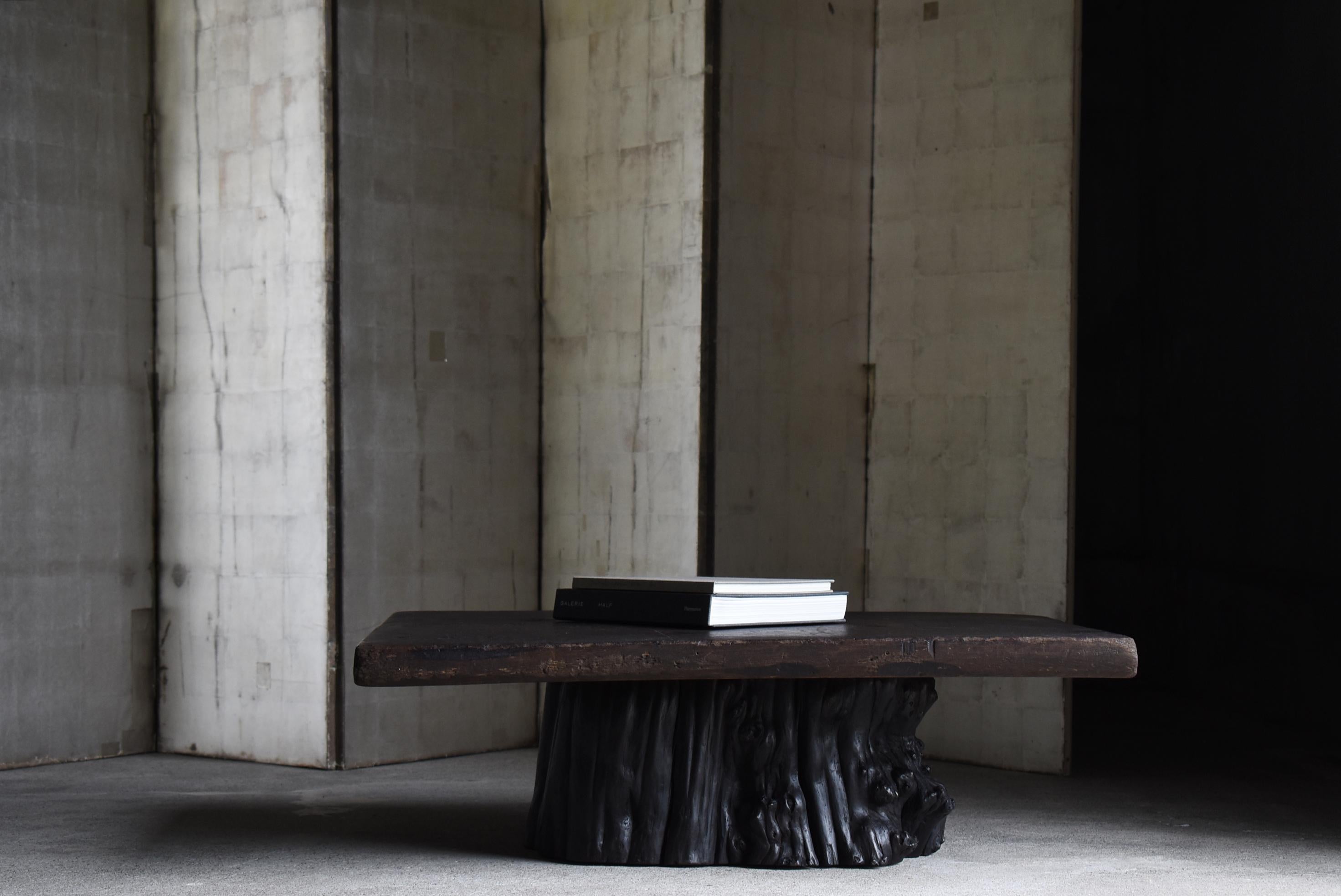 This is an old low table made in Japan.
It features a simple structure with a cedar stump as a base and an old wood top on top of it. The tabletop and base are not fixed and are in a natural balance.

Zelkova wood is used for the top and a cedar
