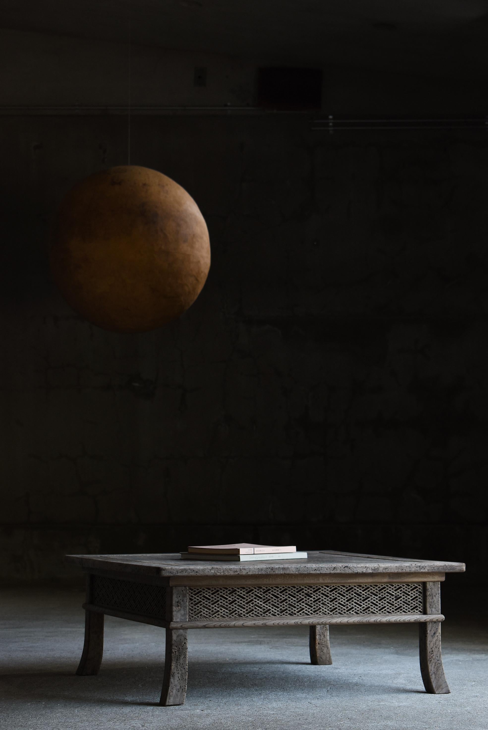 This is an old low table made in Japan. It was made between the Meiji and Taisho periods (1860s-1920s) and is a piece of traditional craftsmanship and aesthetics.
The material used is luxurious zelkova wood, and its powerful yet delicate grain is