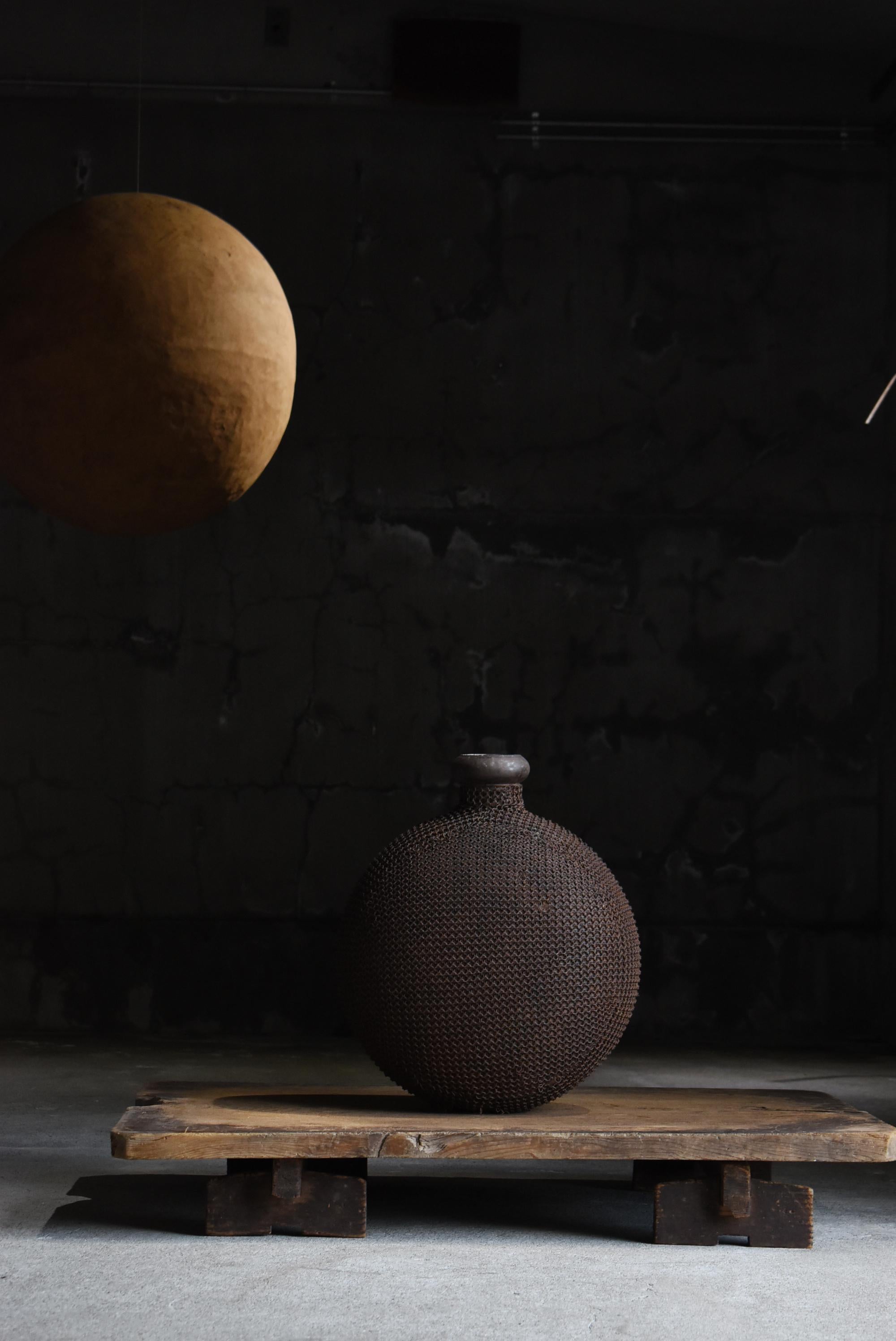 Il s'agit d'une ancienne table basse japonaise datant du début de la période Showa (années 1900-1940), découverte dans une ancienne ferme.
Conçu en deux parties distinctes, il est à la fois pratique et esthétiquement raffiné - un bel équilibre entre