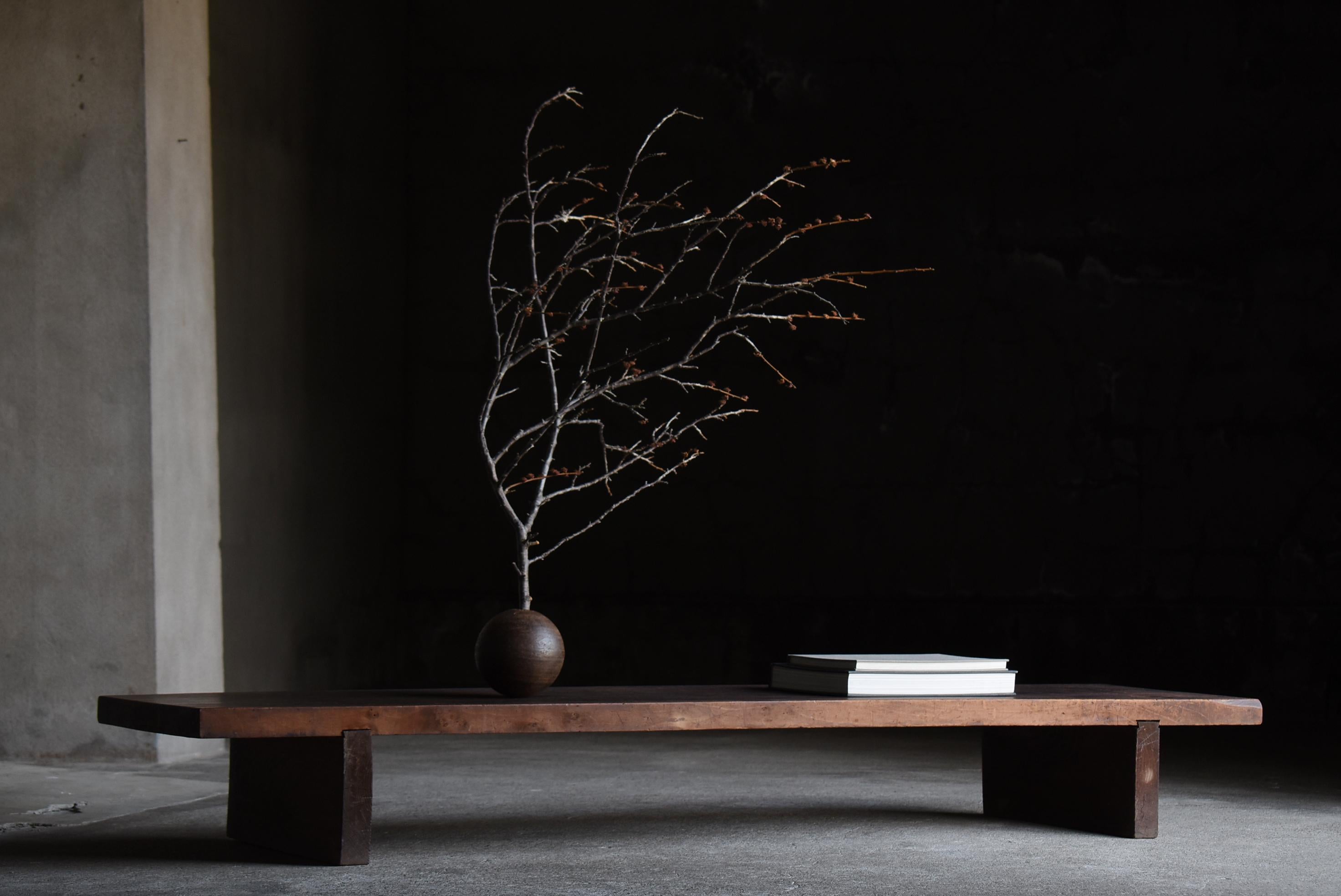 This is an antique Japanese low table, believed to have been crafted in the early Shōwa period (1900s–1940s). Its quiet presence—shaped by many decades of use—has become part of its enduring charm. The tabletop is made from tochinoki (horse